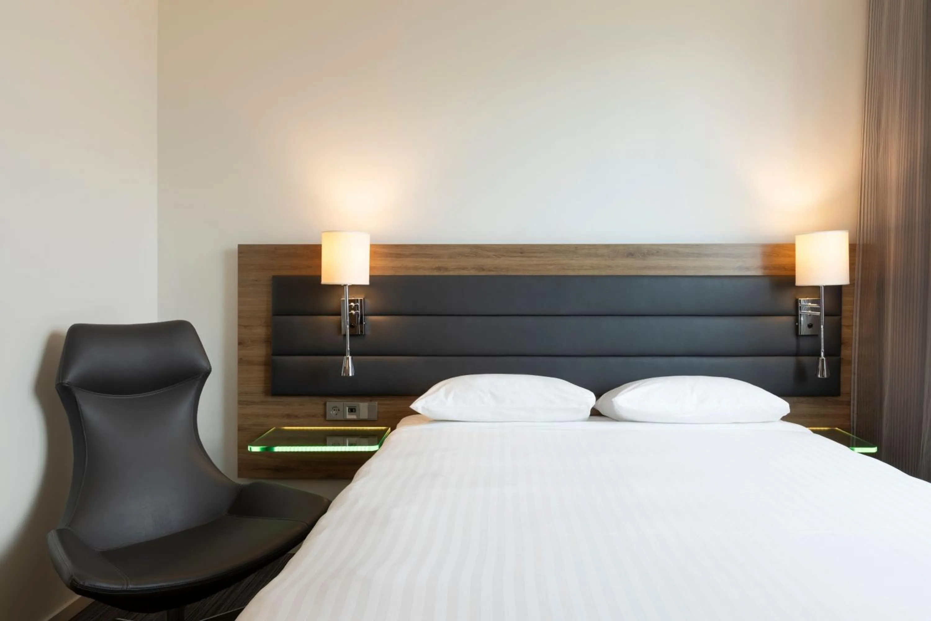Bedroom, Bed in Moxy Aberdeen Airport