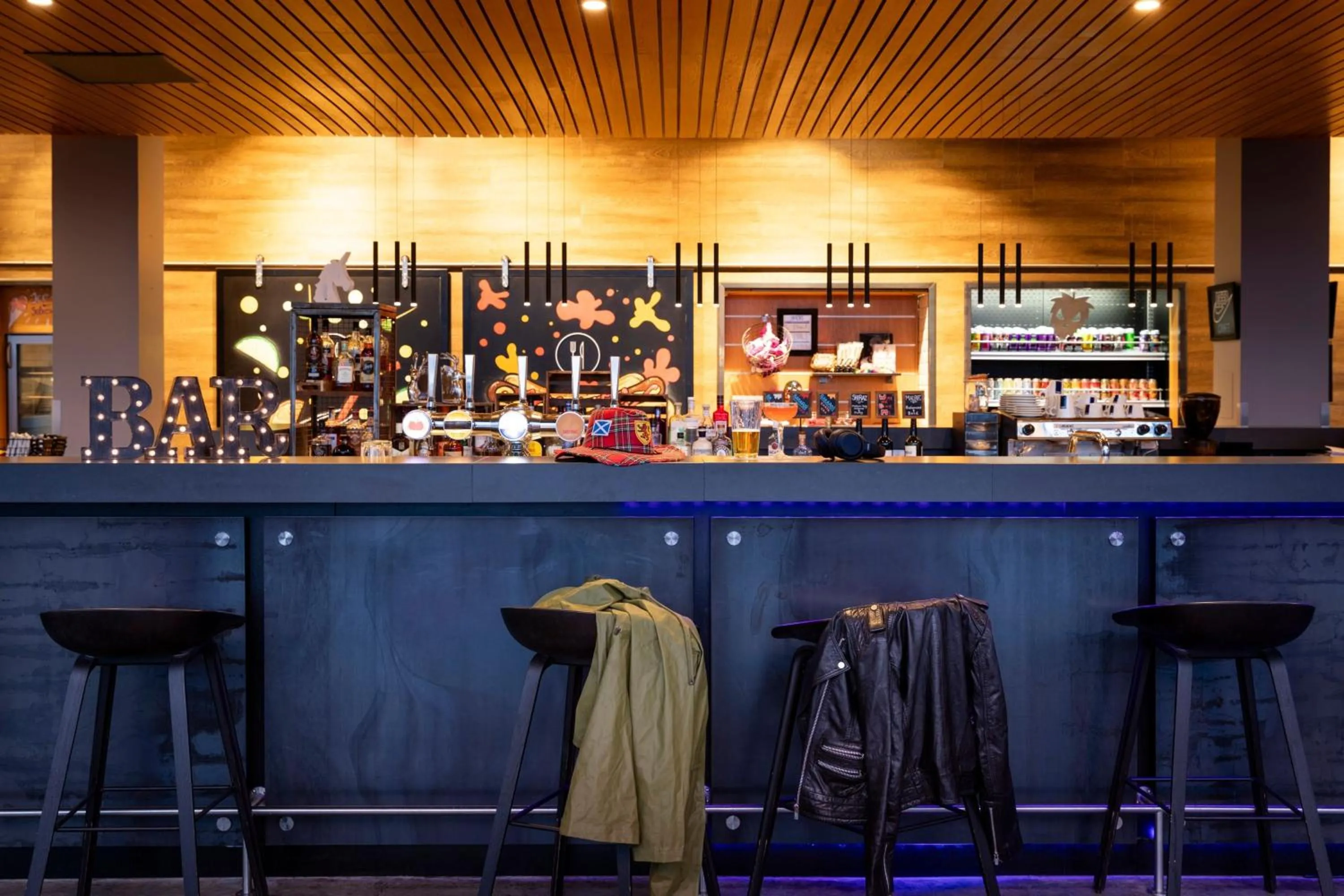 Lounge or bar in Moxy Aberdeen Airport