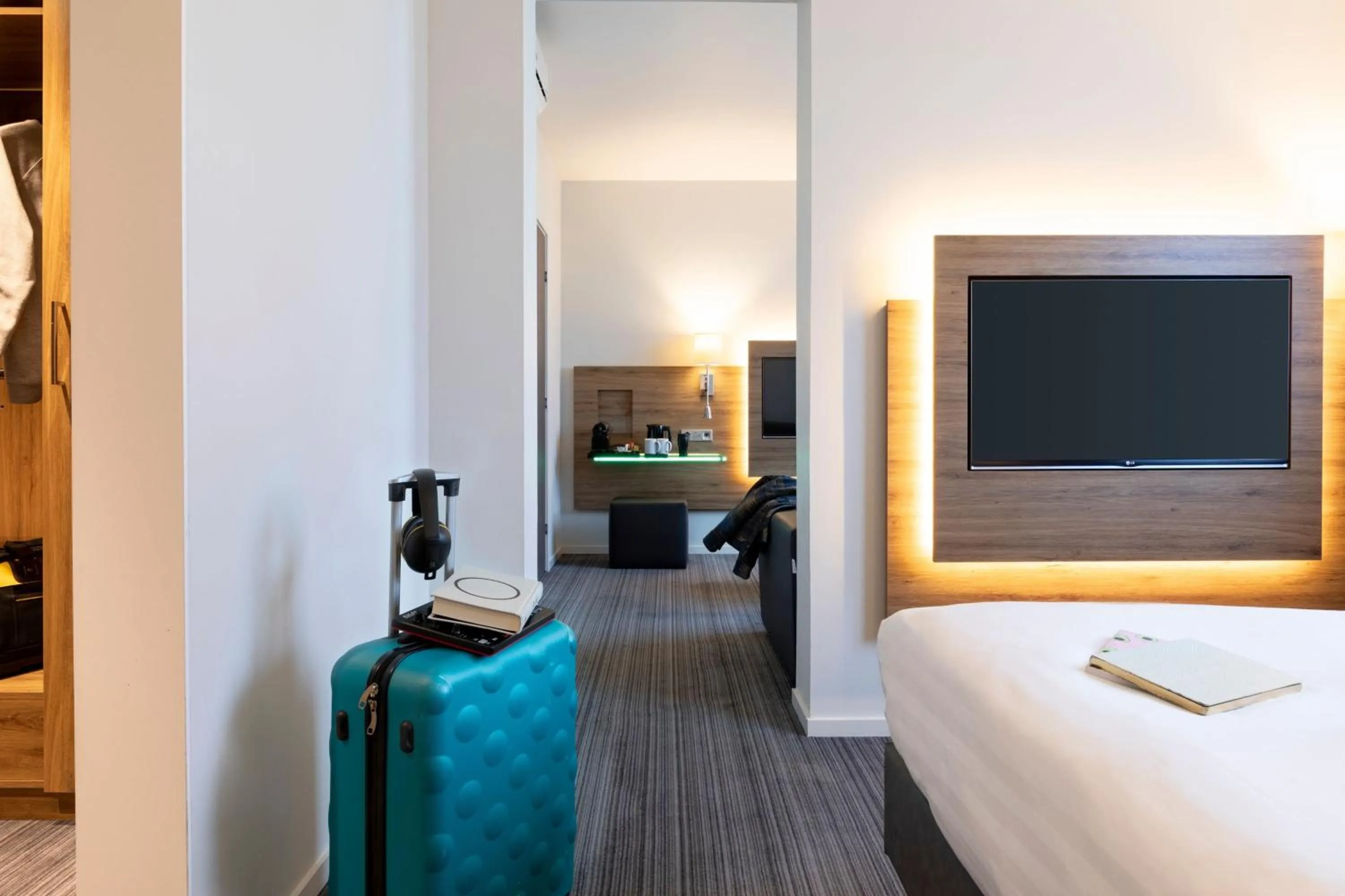 Bedroom, Bed in Moxy Aberdeen Airport