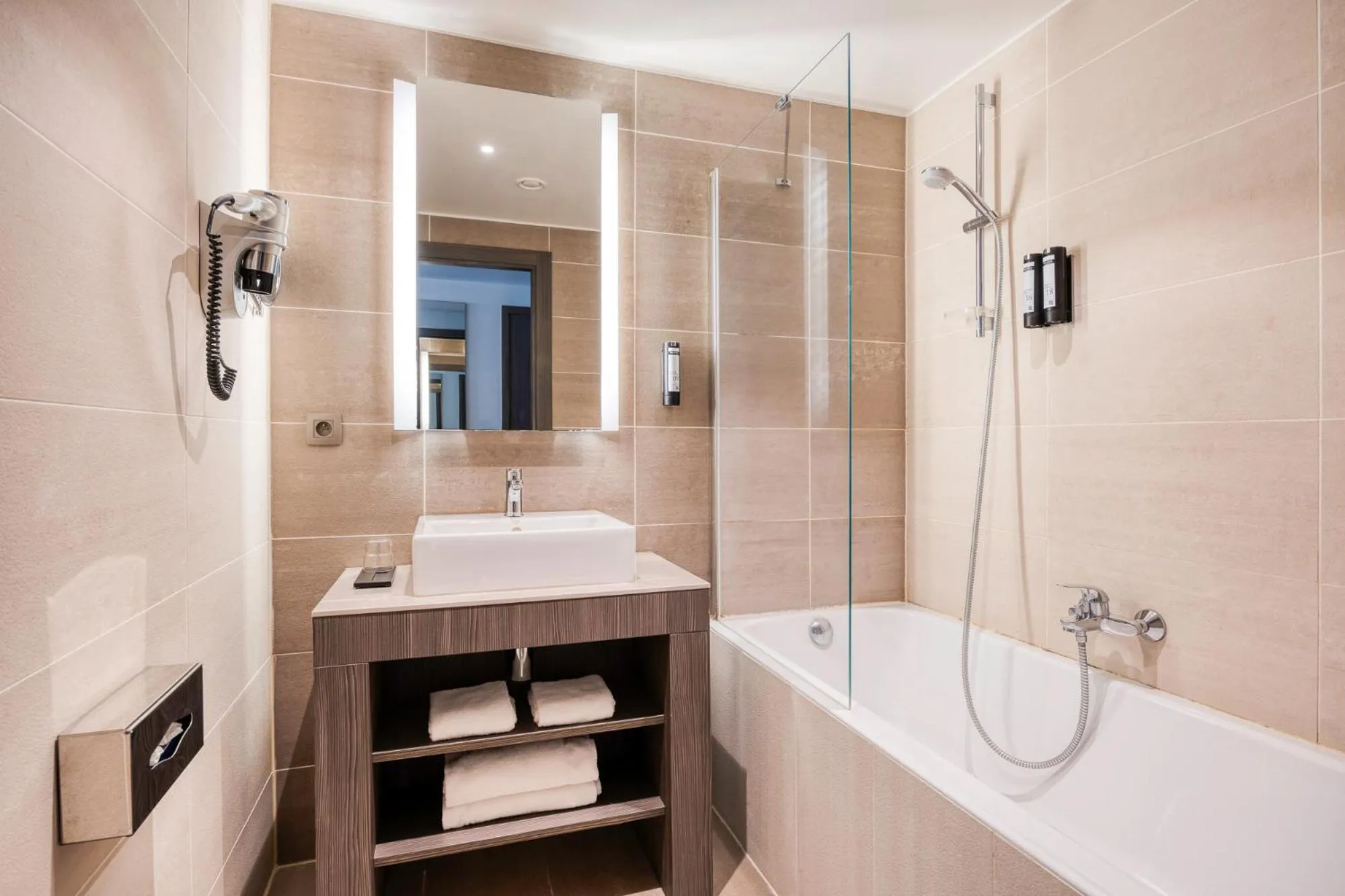 Bathroom in B&B HOTEL Mons Centre