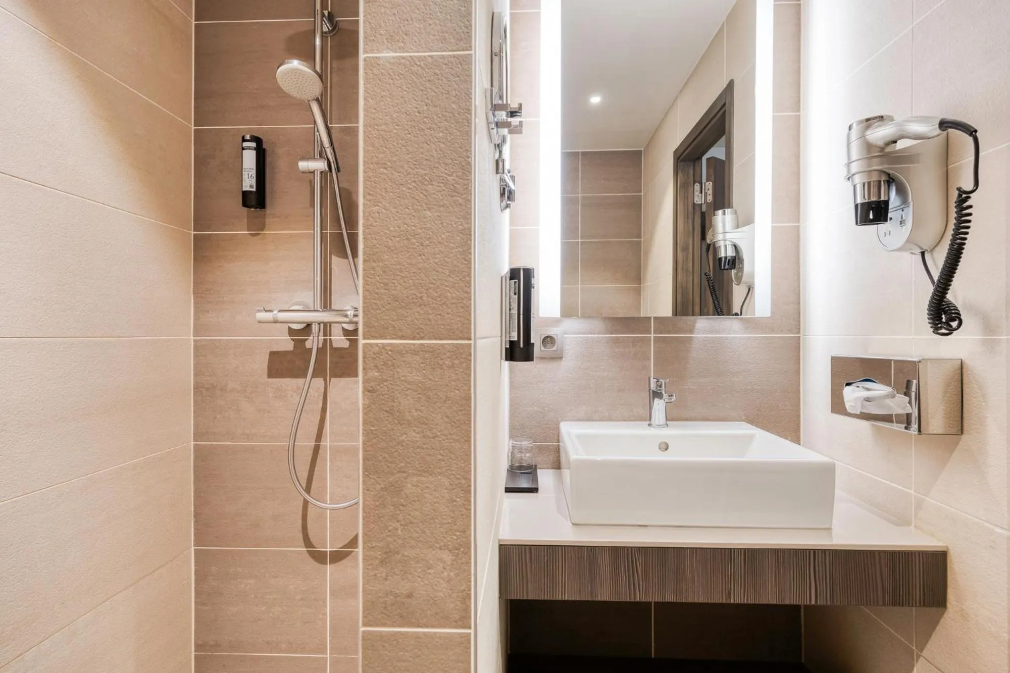 Bathroom in B&B HOTEL Mons Centre