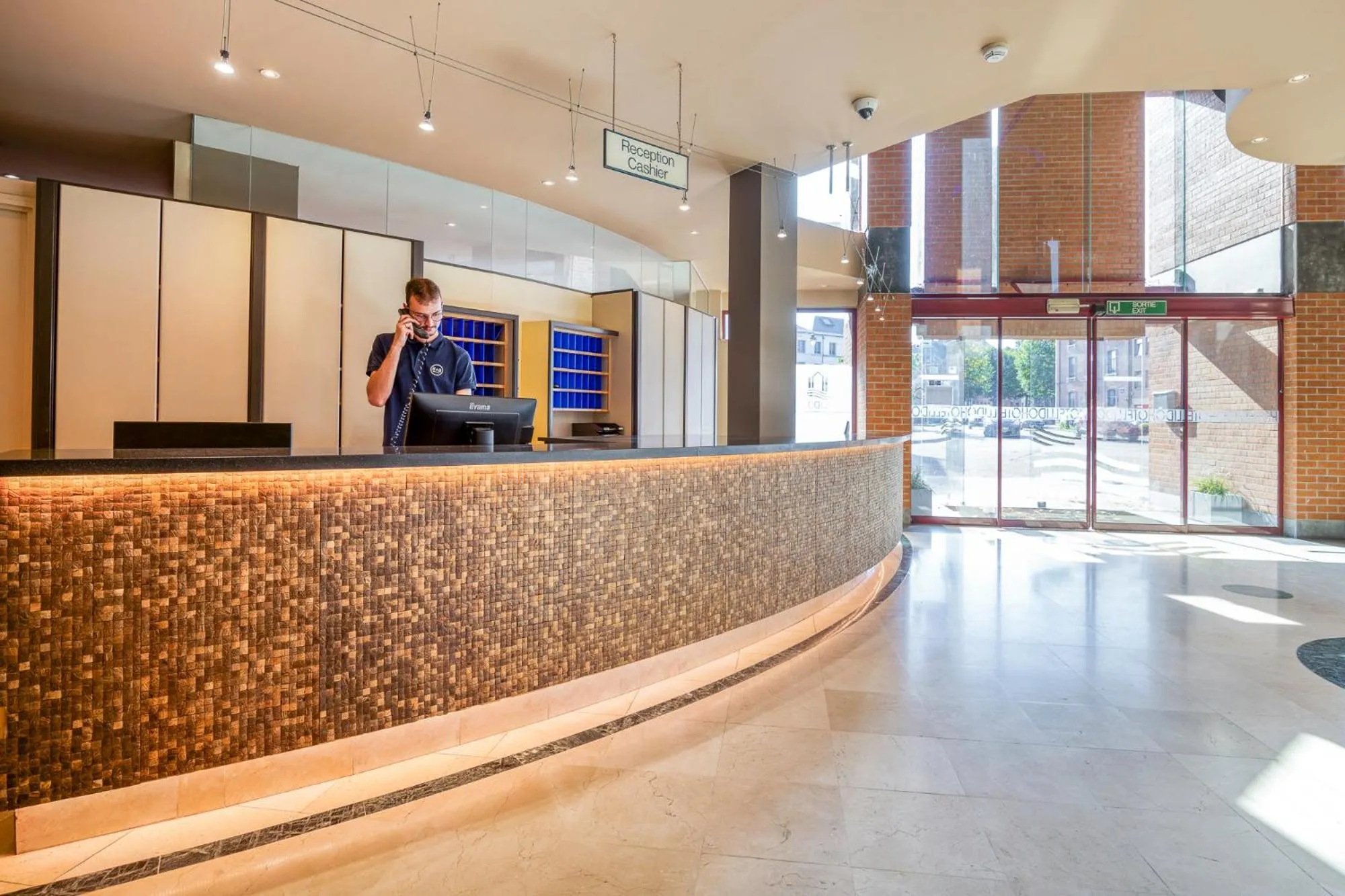 Lobby or reception in B&B HOTEL Mons Centre