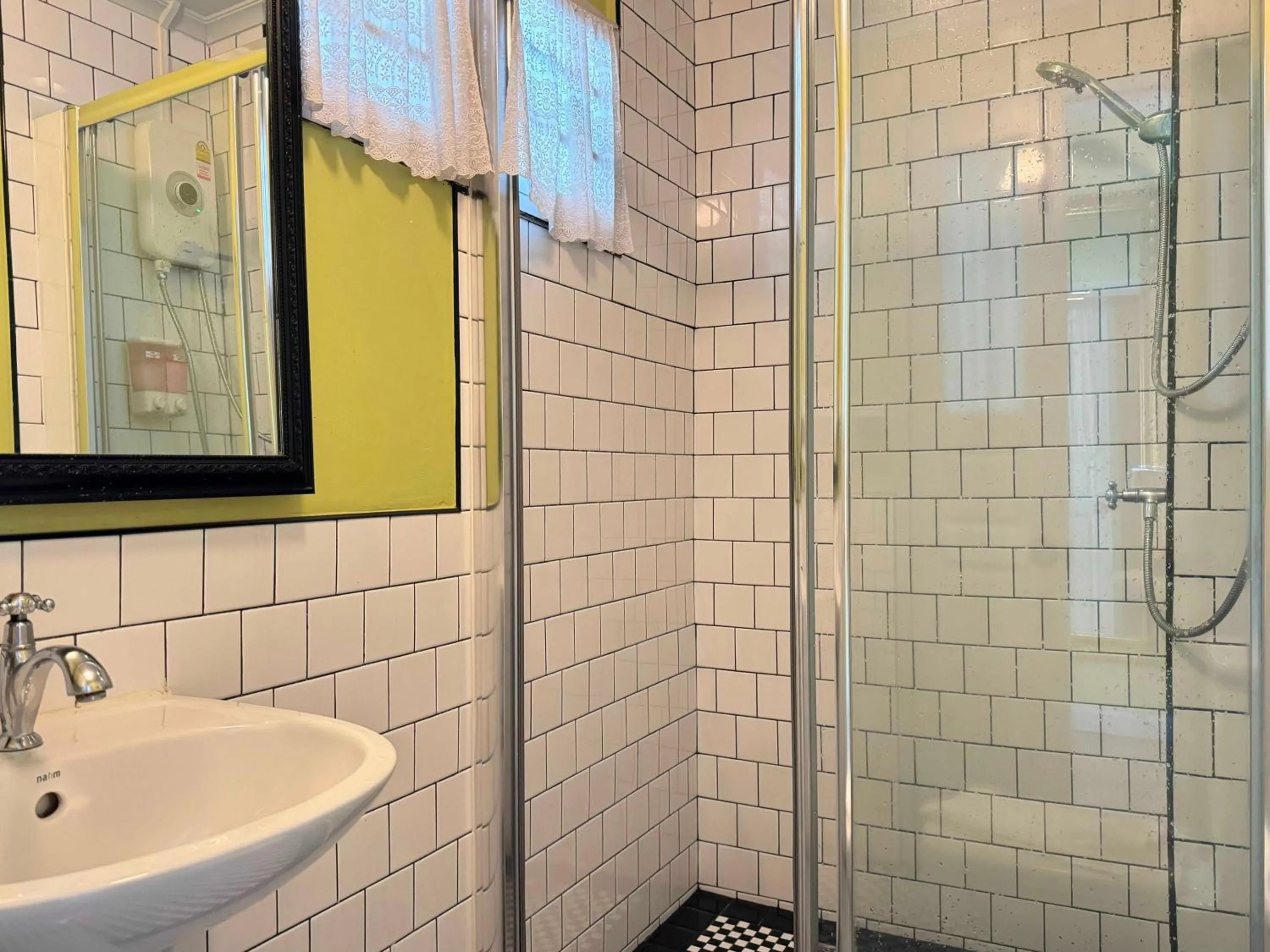 Bathroom in OYO 899 Villa De Hun