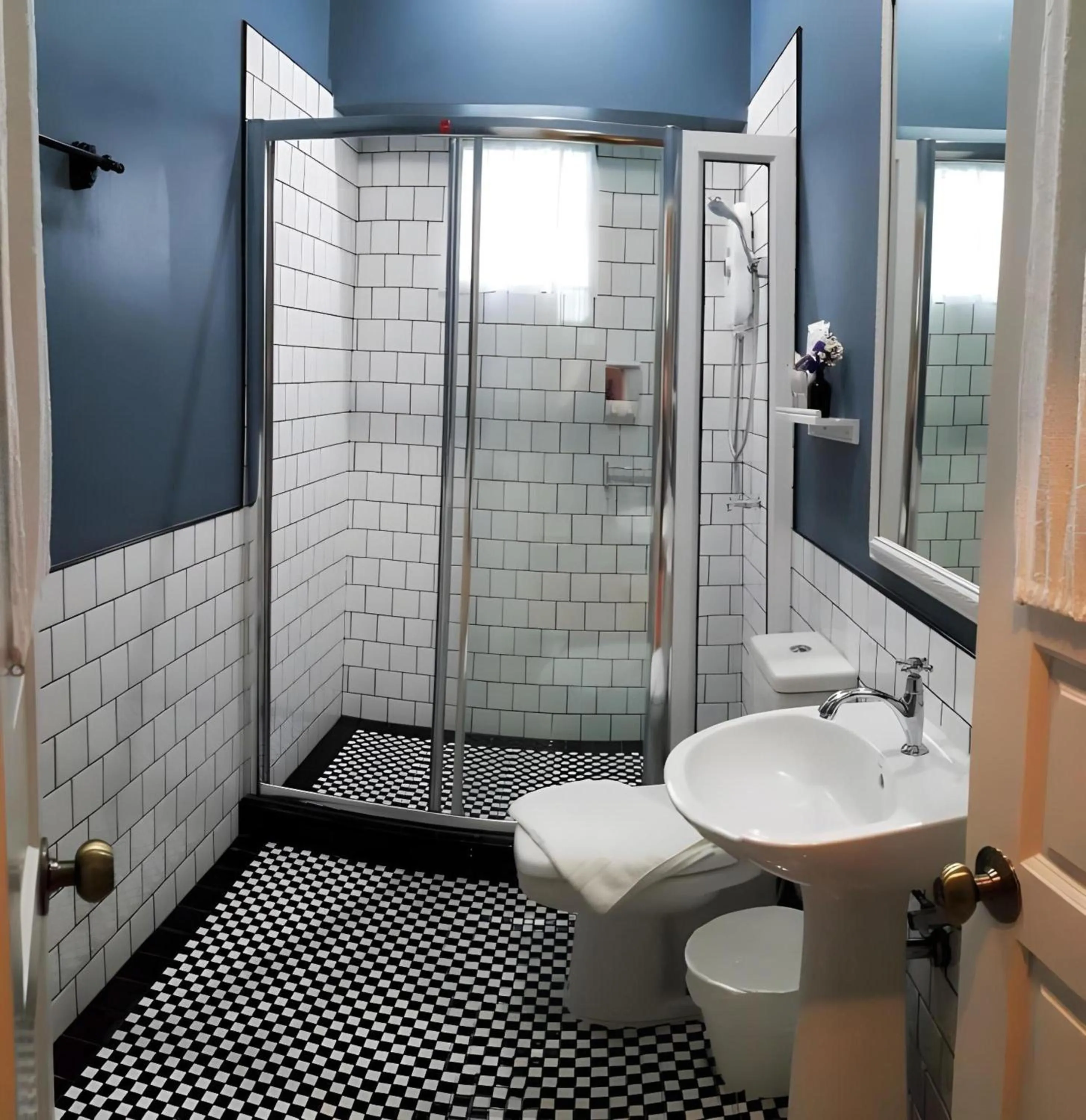 Bathroom in OYO 899 Villa De Hun