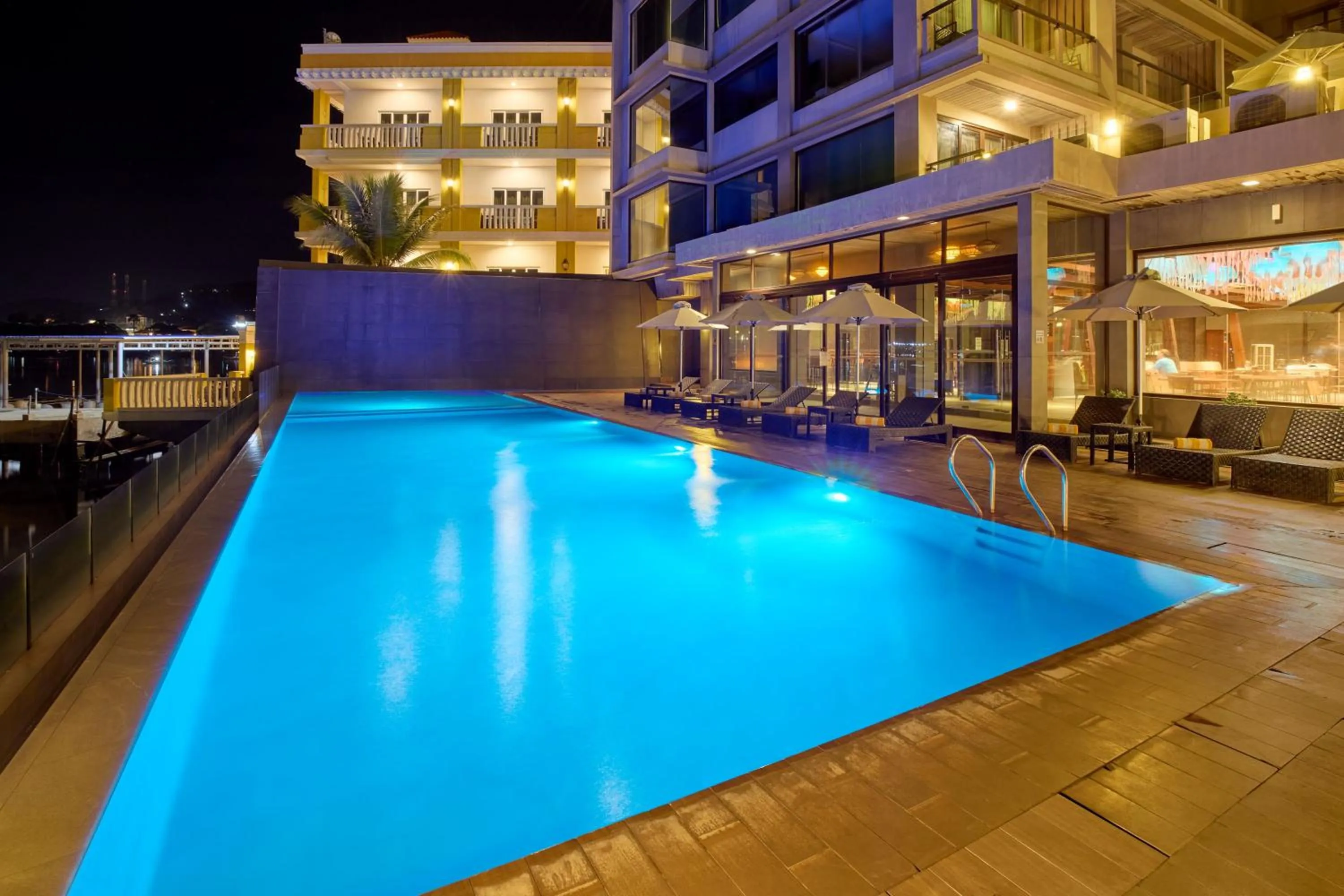 Night in Two Seasons Coron Bayside Hotel