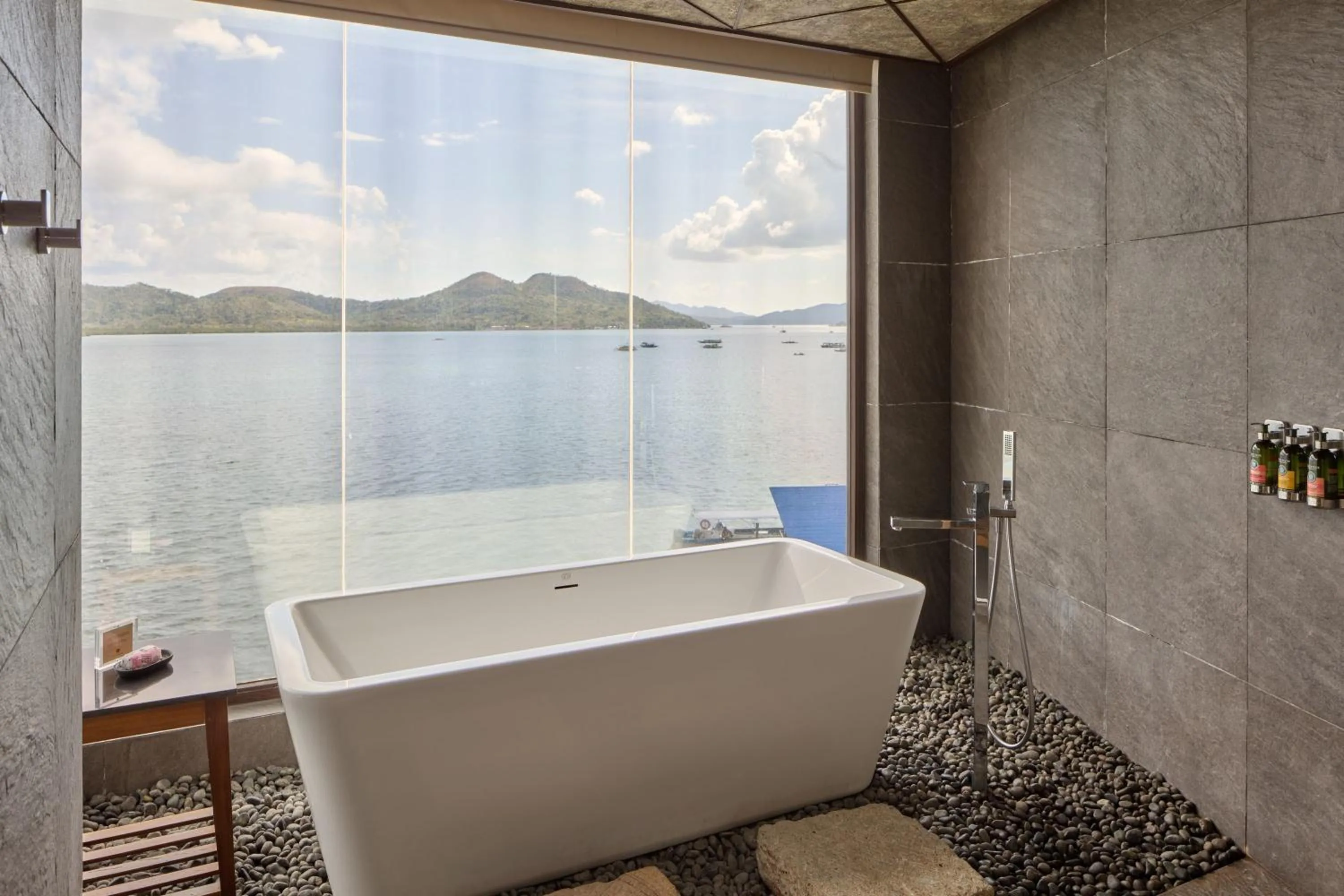 Bath in Two Seasons Coron Bayside Hotel