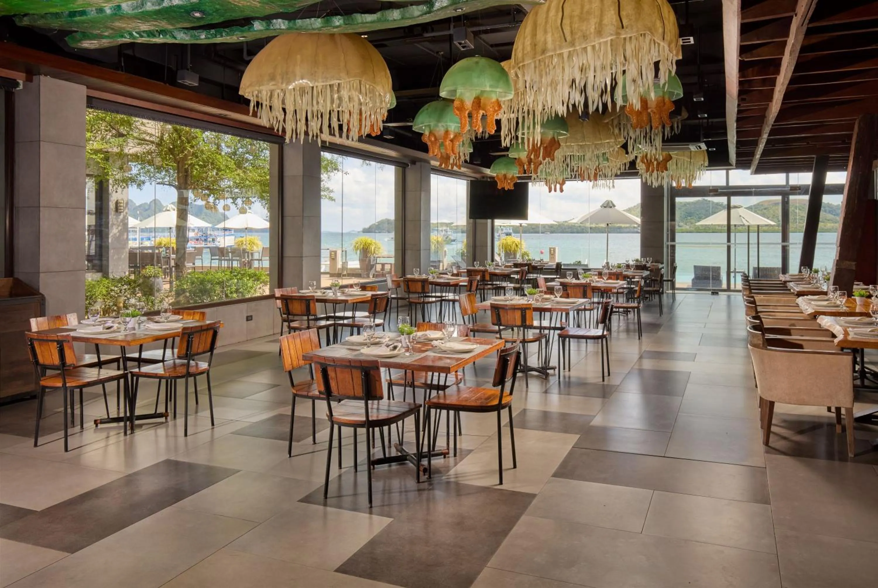 Restaurant/places to eat in Two Seasons Coron Bayside Hotel