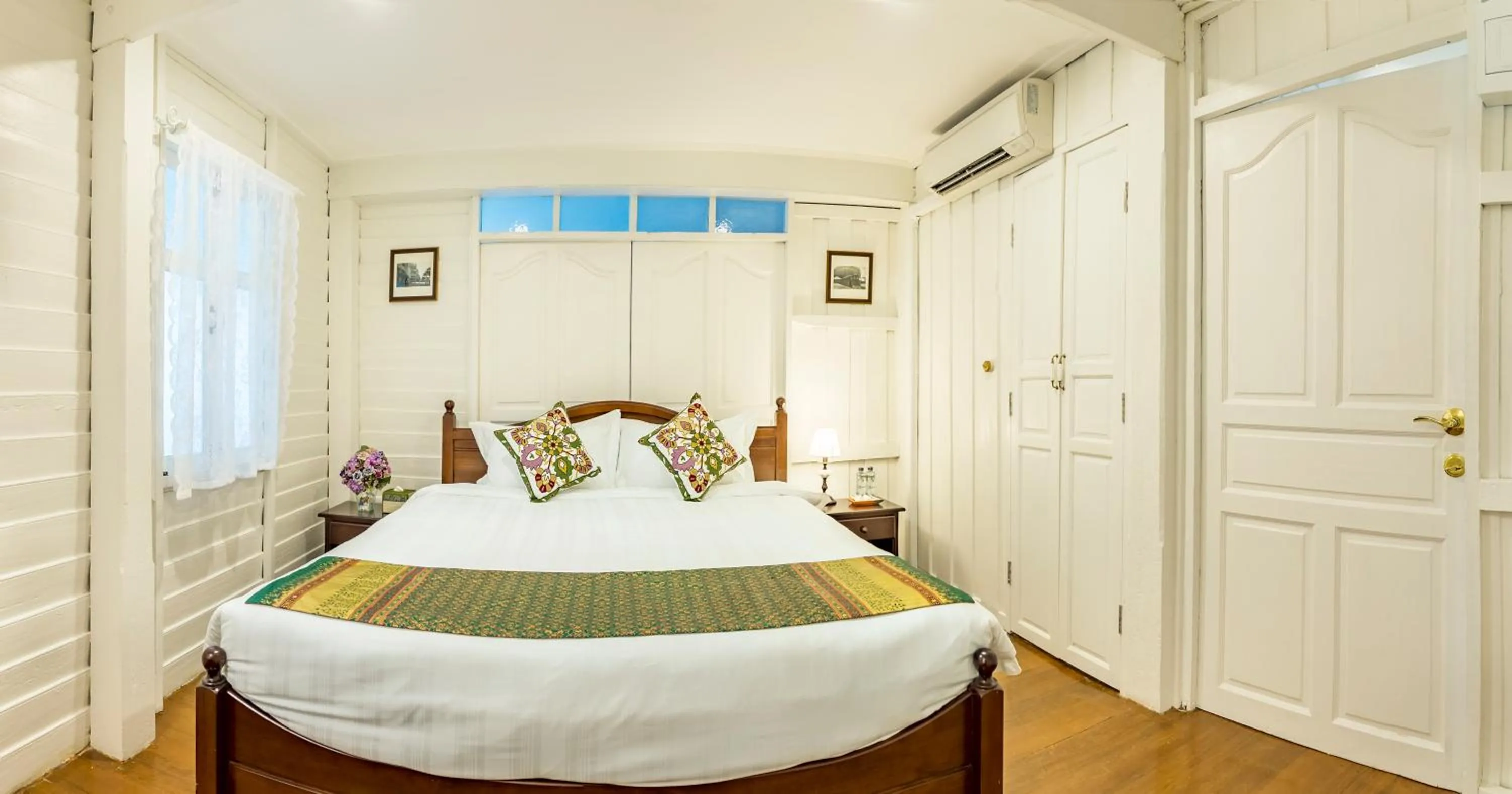 Photo of the whole room, Bed in Baankachitpan Bangkok Hotel