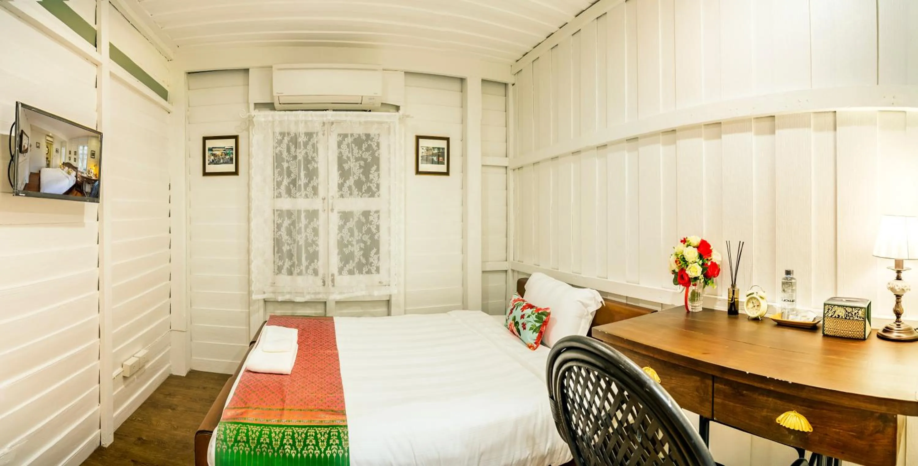 Photo of the whole room, Bed in Baankachitpan Bangkok Hotel