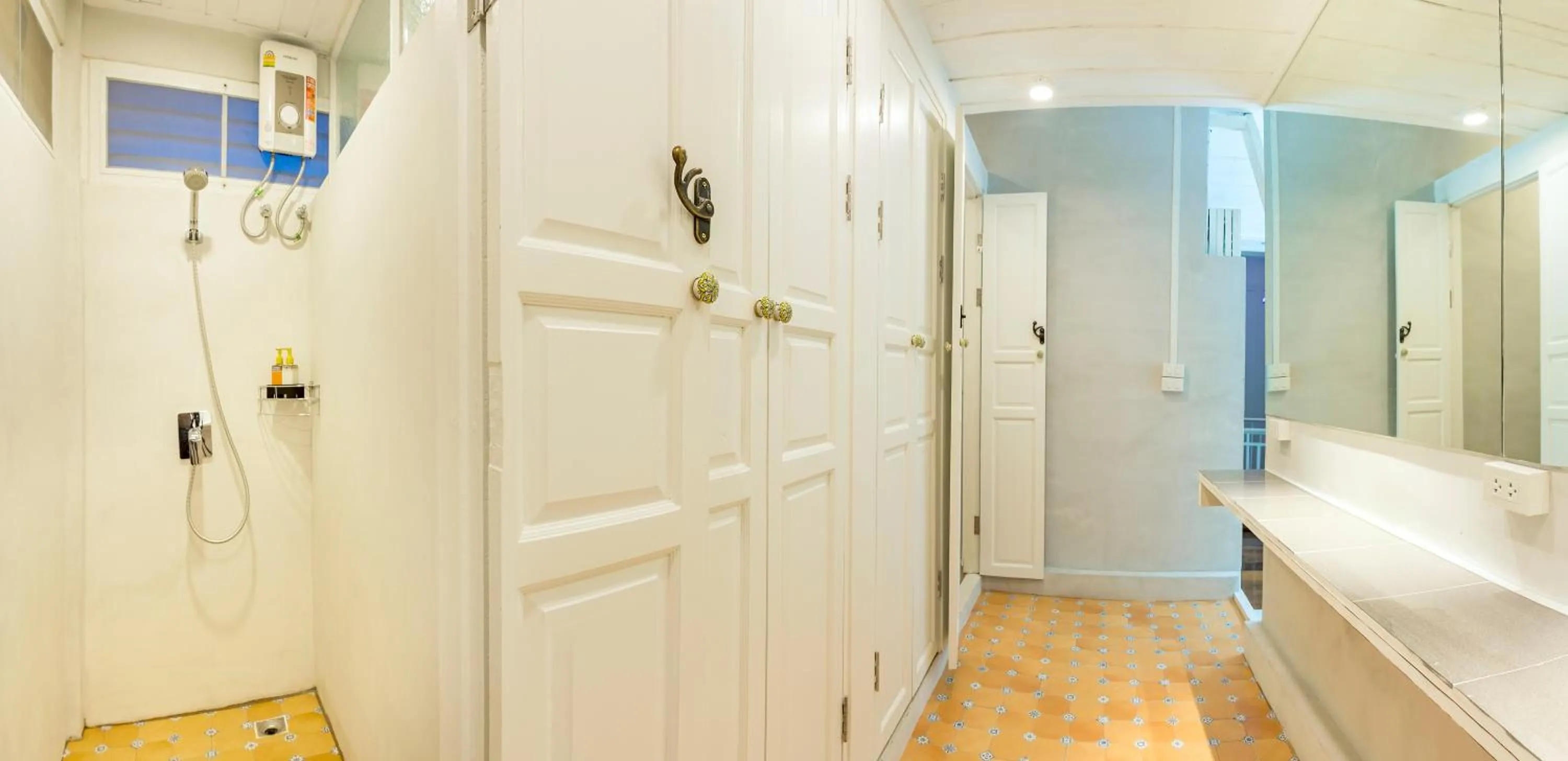 Toilet in Baankachitpan Bangkok Hotel