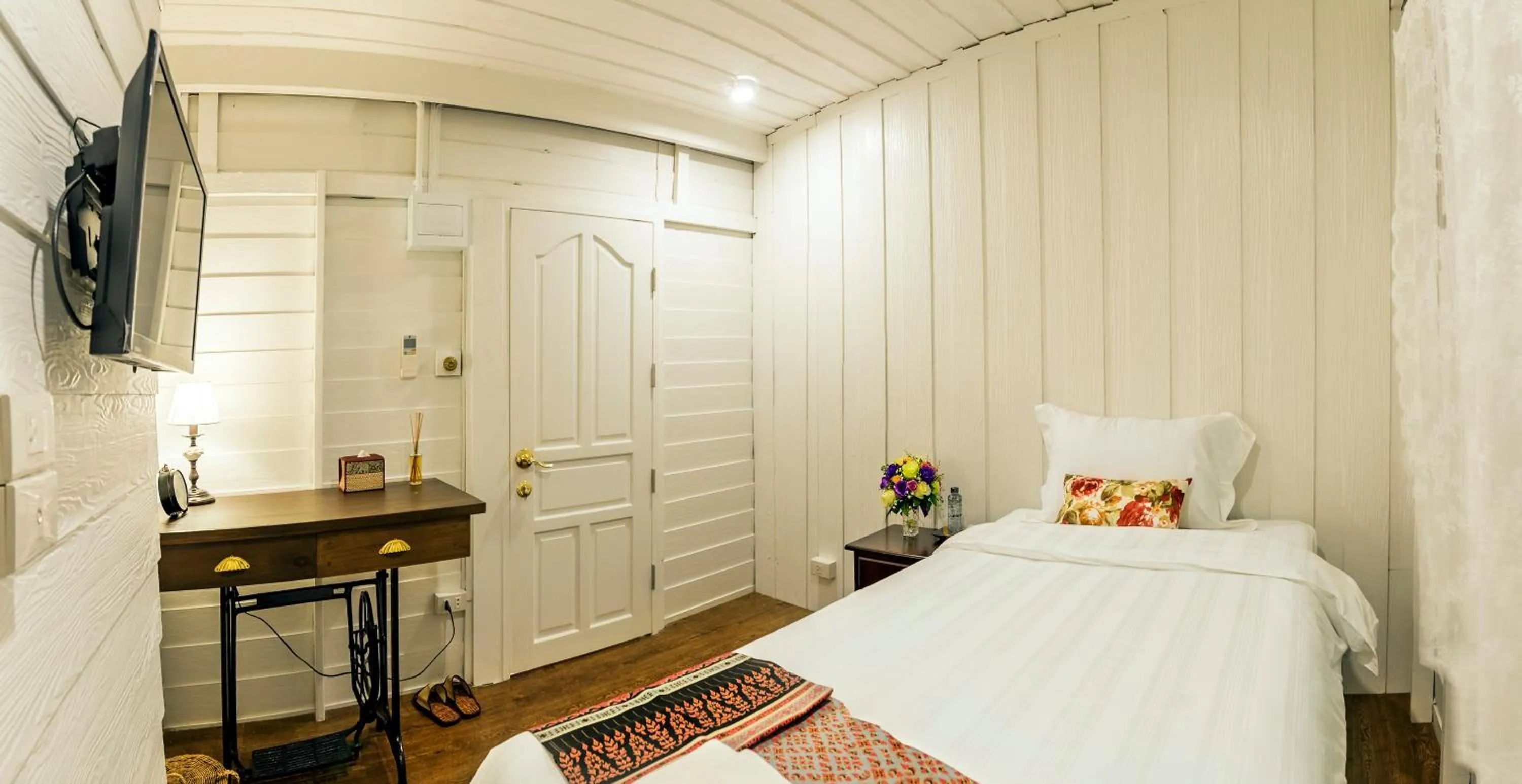 Photo of the whole room, Bed in Baankachitpan Bangkok Hotel