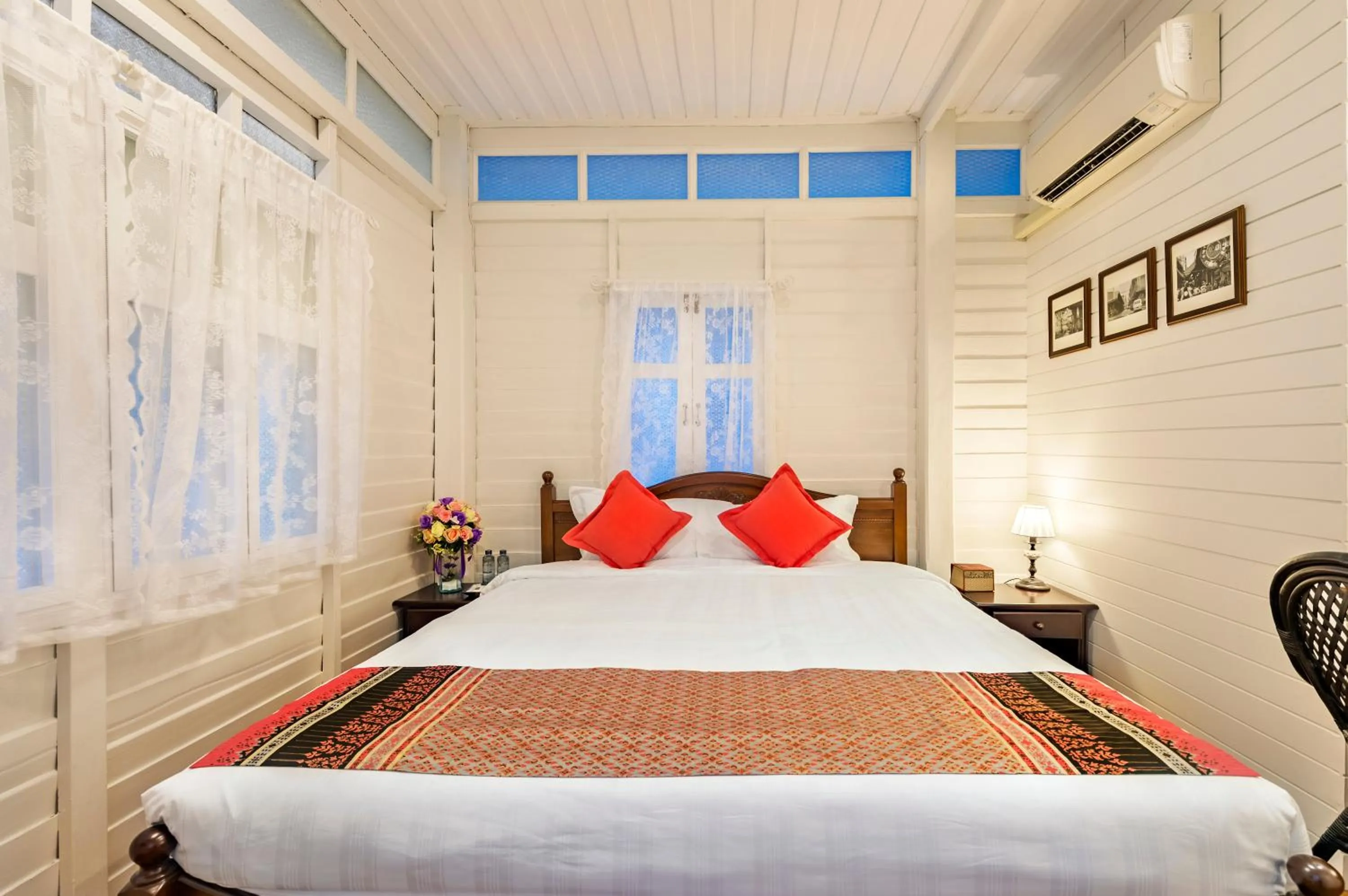 Photo of the whole room, Bed in Baankachitpan Bangkok Hotel