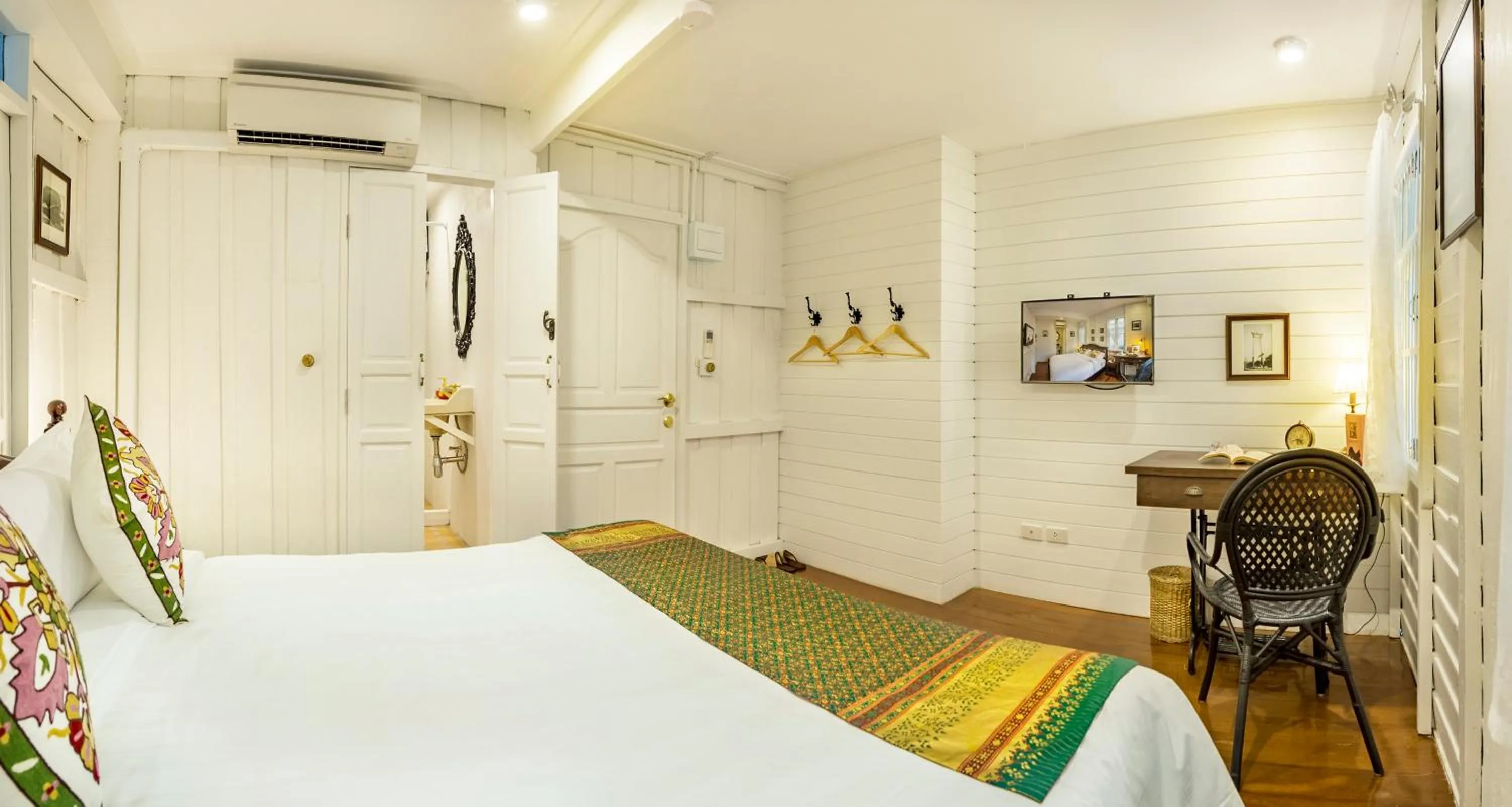 Photo of the whole room, Bed in Baankachitpan Bangkok Hotel
