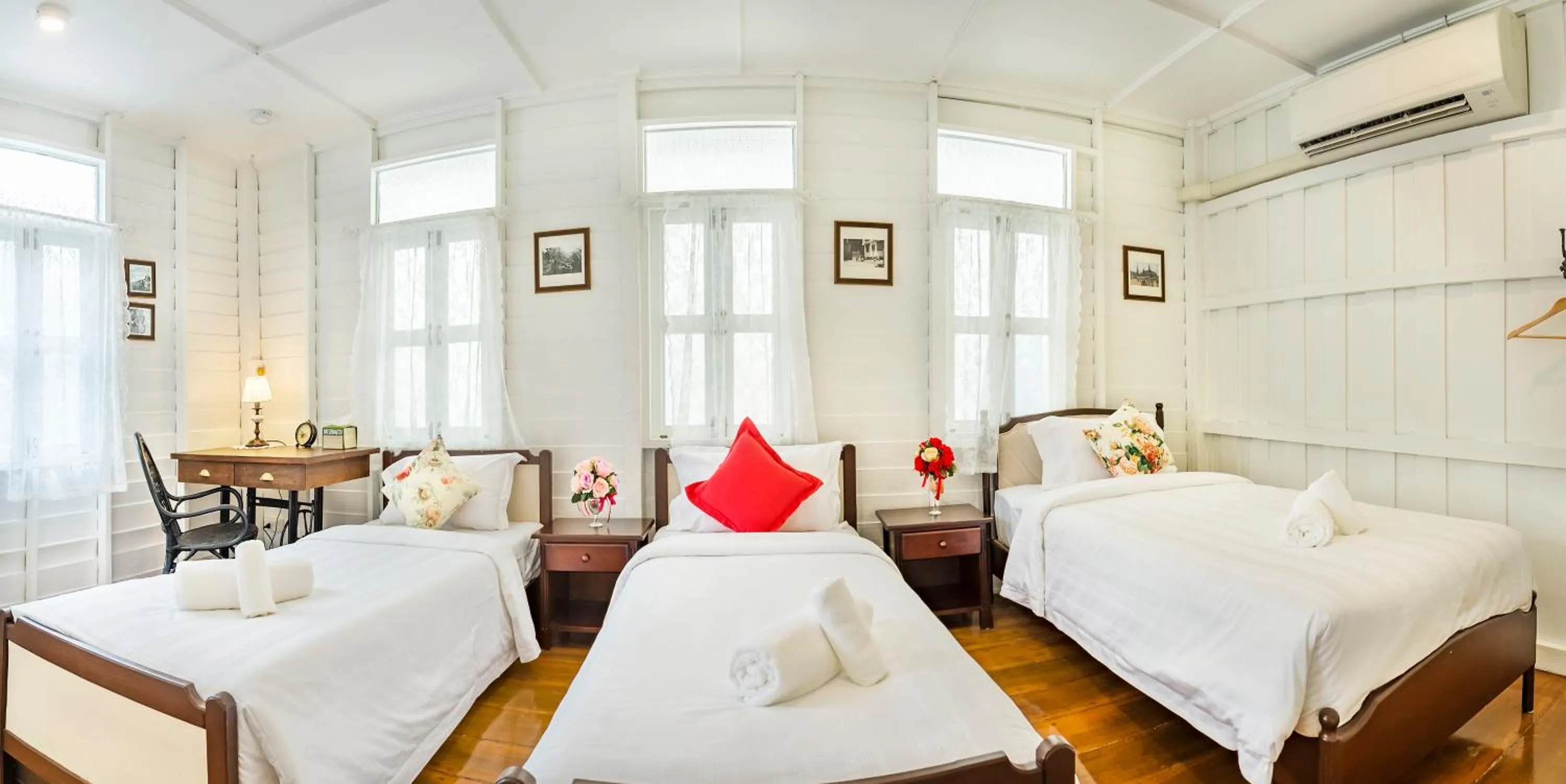 Photo of the whole room, Bed in Baankachitpan Bangkok Hotel