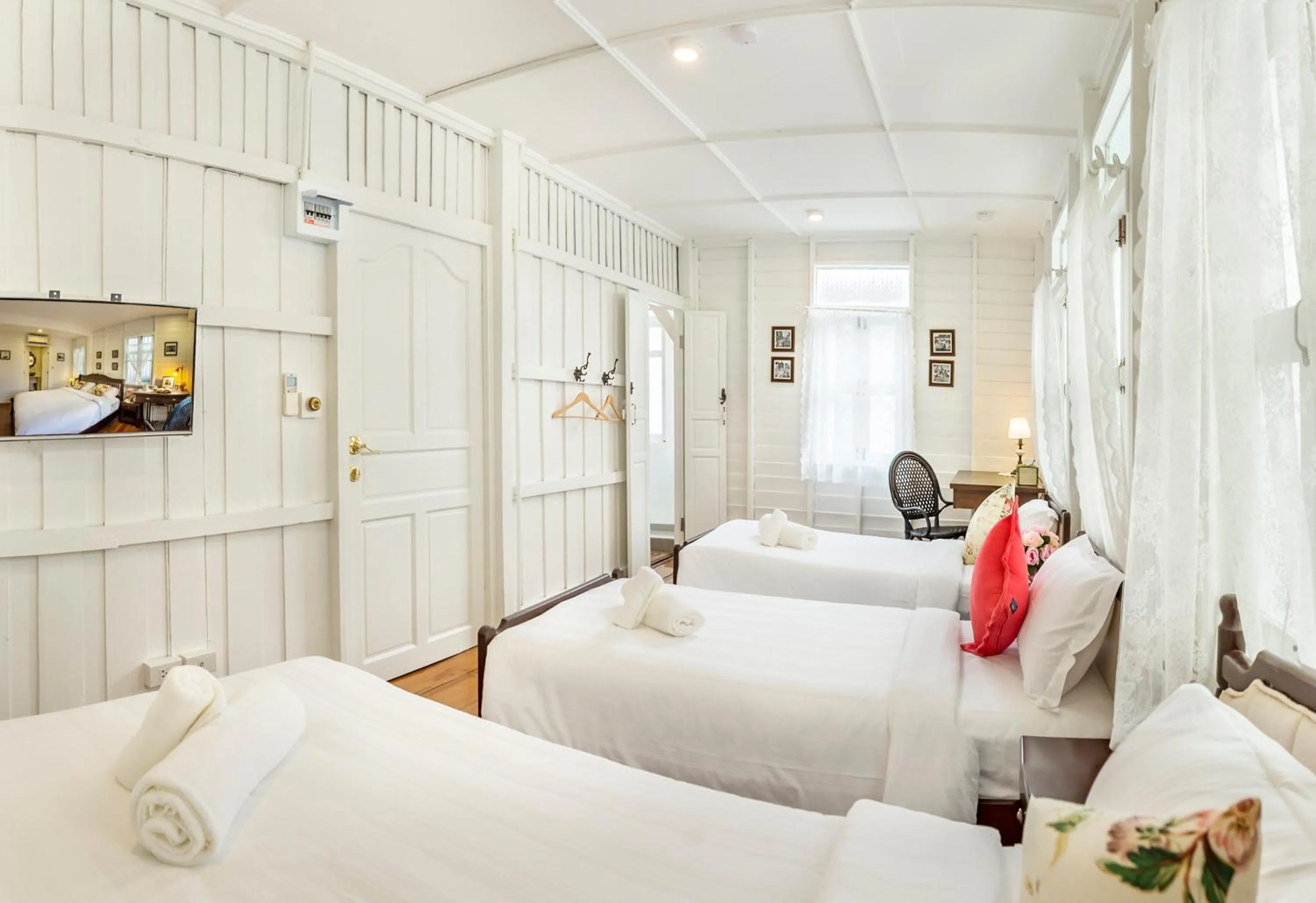 Photo of the whole room, Bed in Baankachitpan Bangkok Hotel