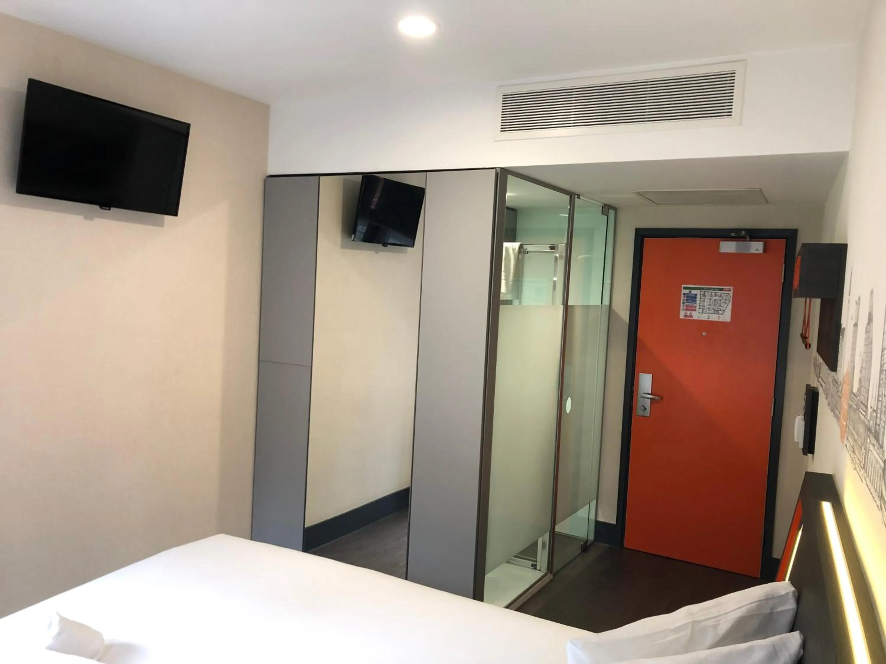 Bedroom, Bed in easyHotel Birmingham