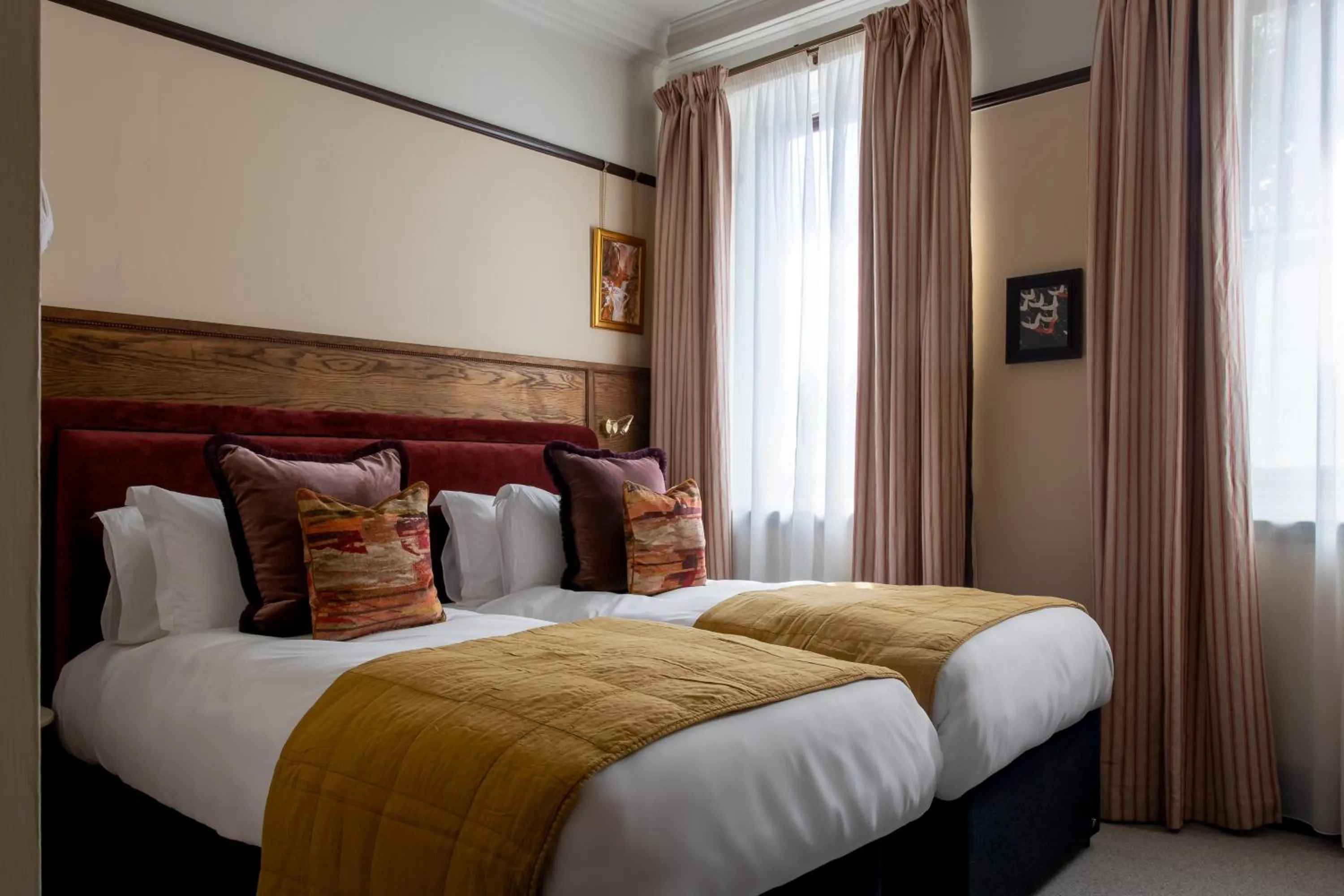 Bedroom, Bed in Red Lion Hotel