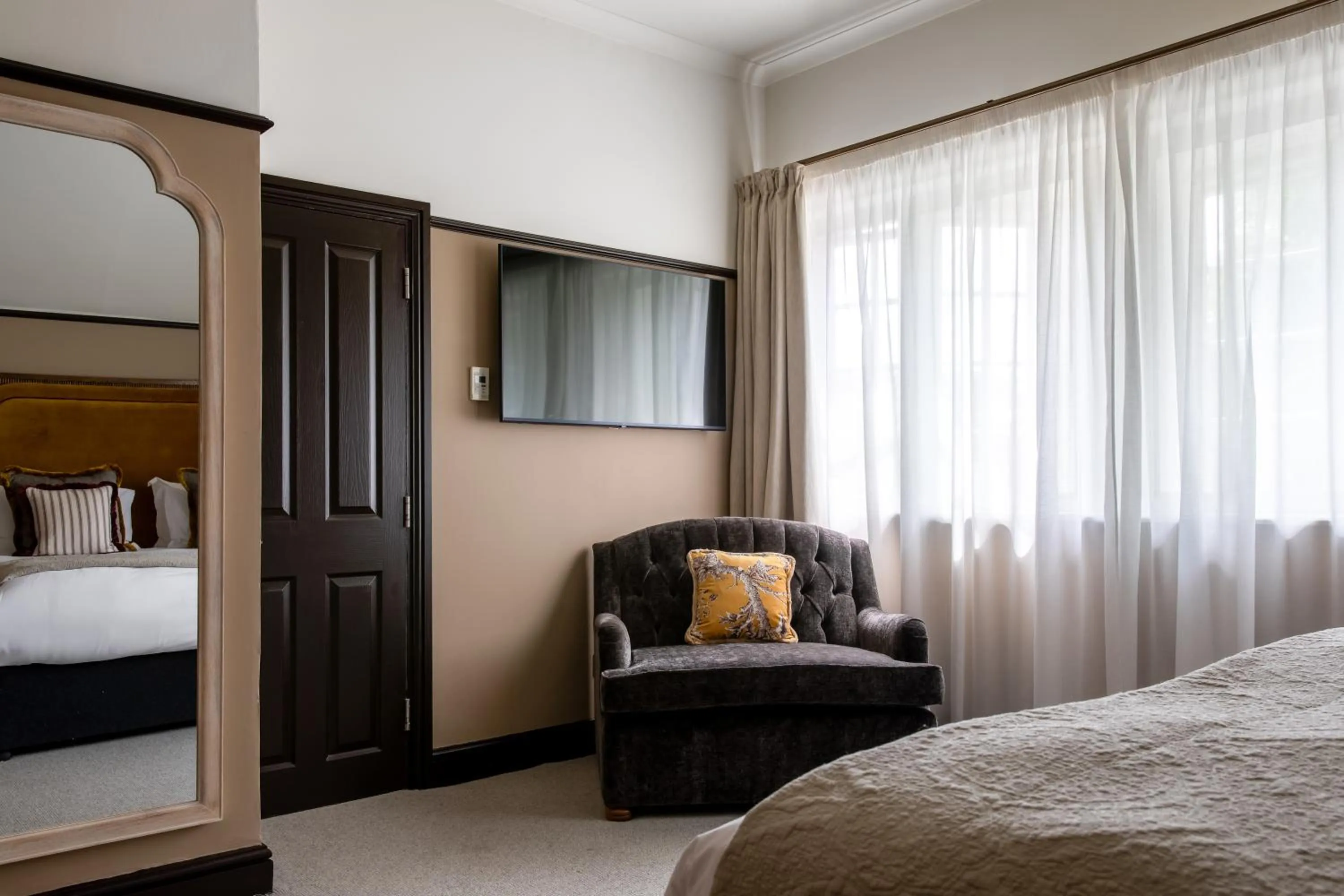 Bedroom, Bed in Red Lion Hotel