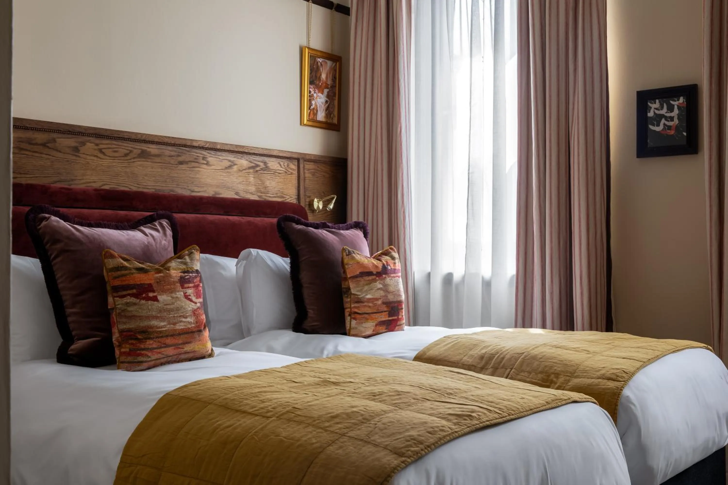 Bedroom, Bed in Red Lion Hotel