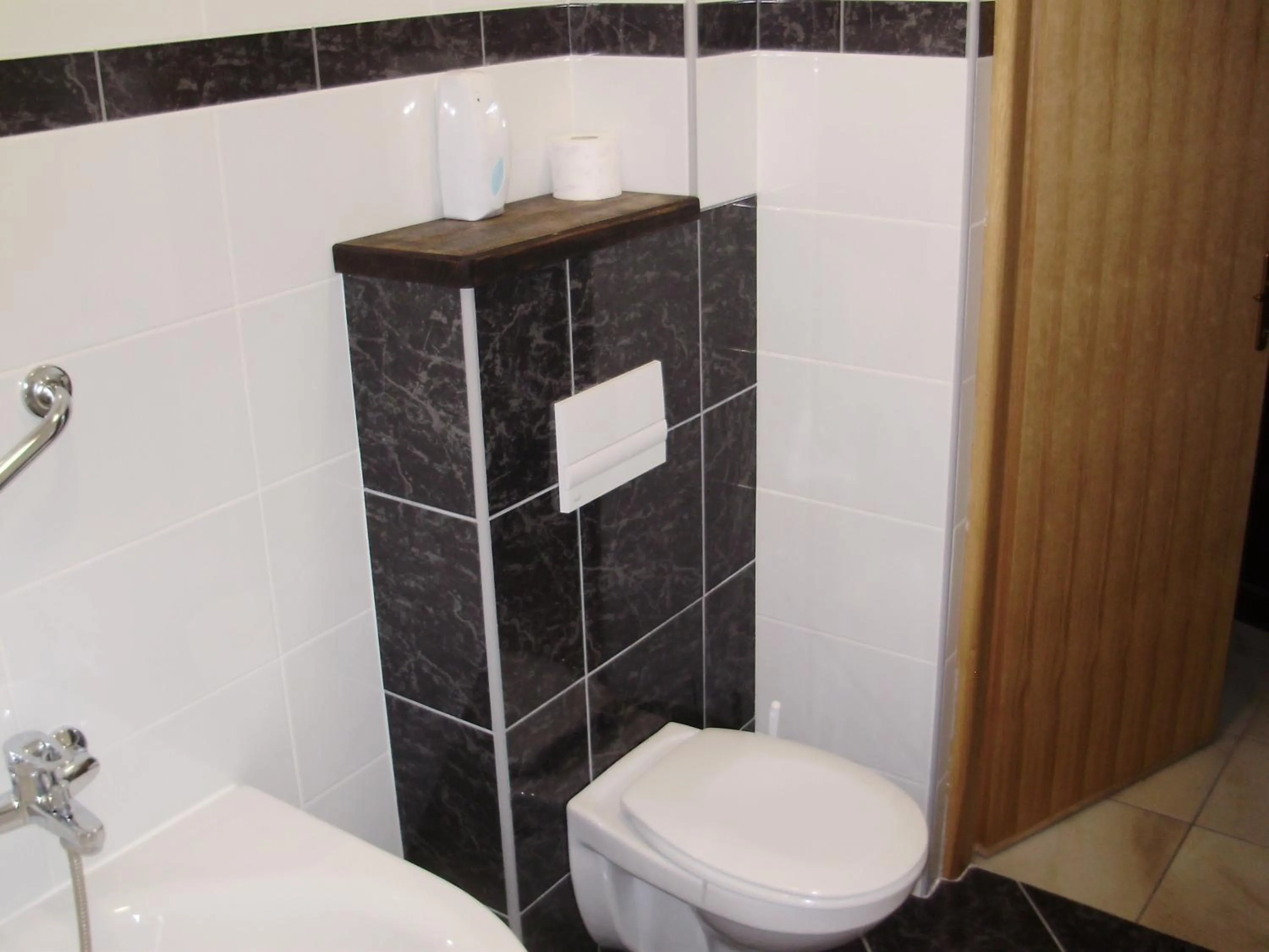 Bathroom in Apartment Maximilian-free parking!!!