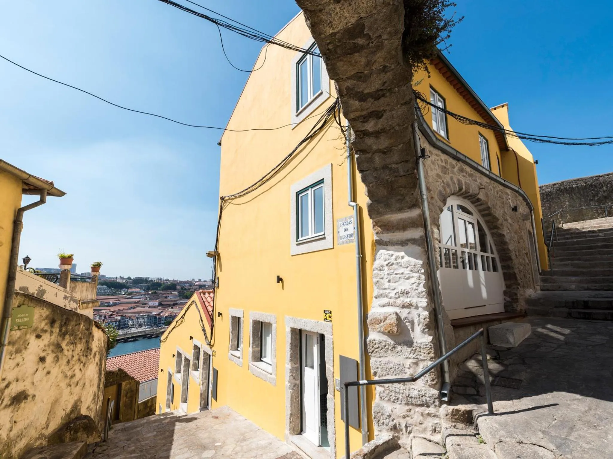 Facade/entrance in Arco Apartments
