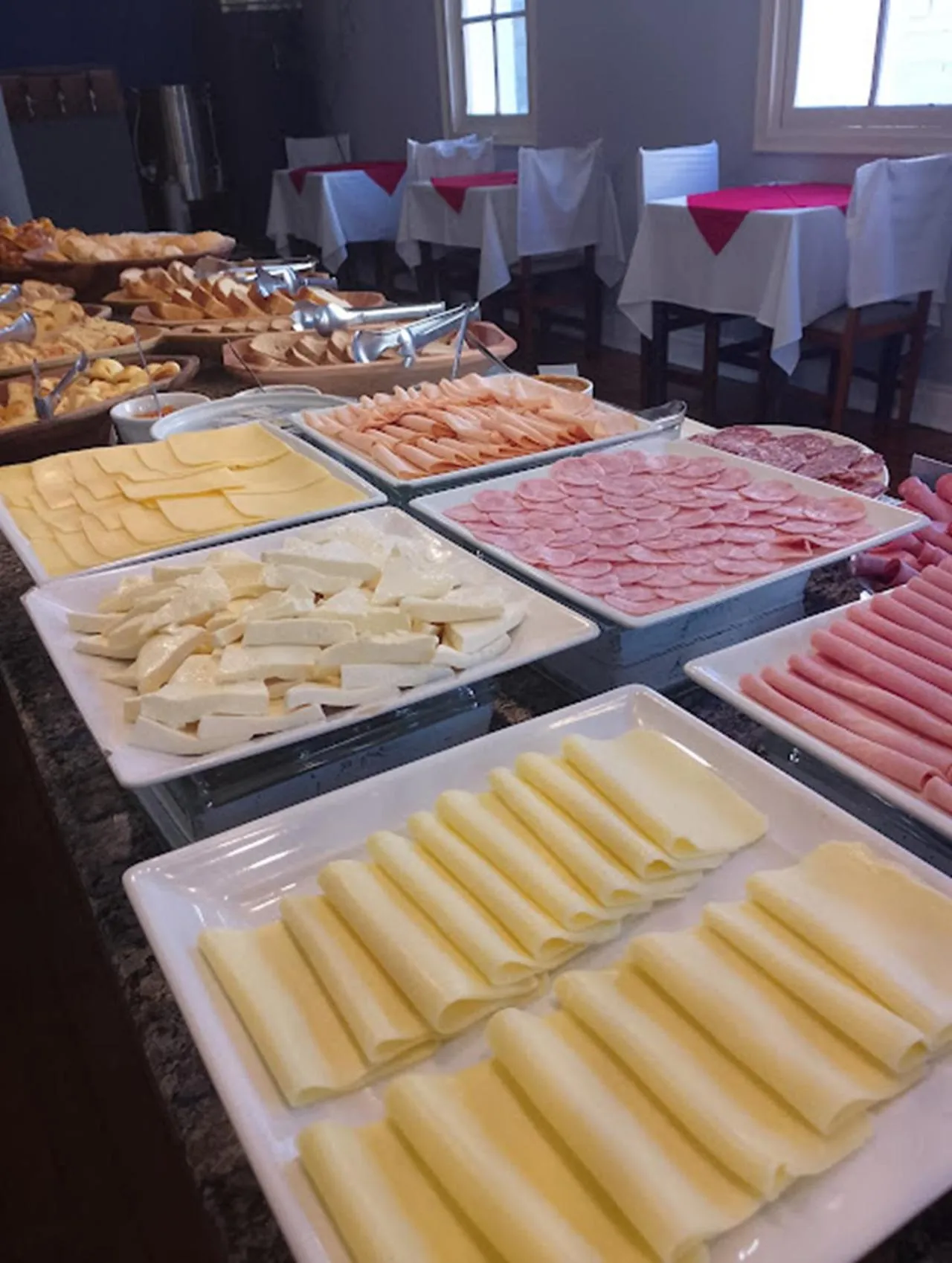 Breakfast in MOVA Hotel D'oeste - Localizado em frente a Praça Principal da Cidade, na área Central - Pé na Praça