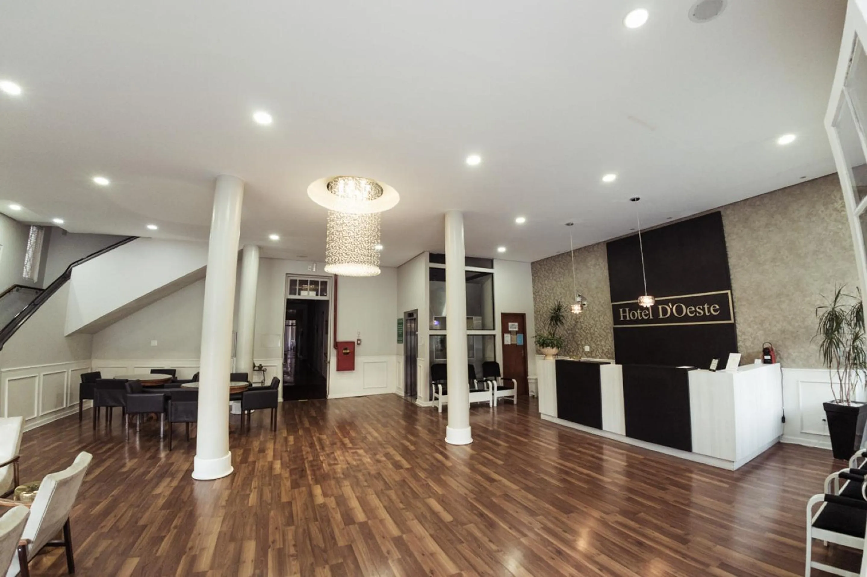 Property building in MOVA Hotel D'oeste - Localizado em frente a Praça Principal da Cidade, na área Central - Pé na Praça