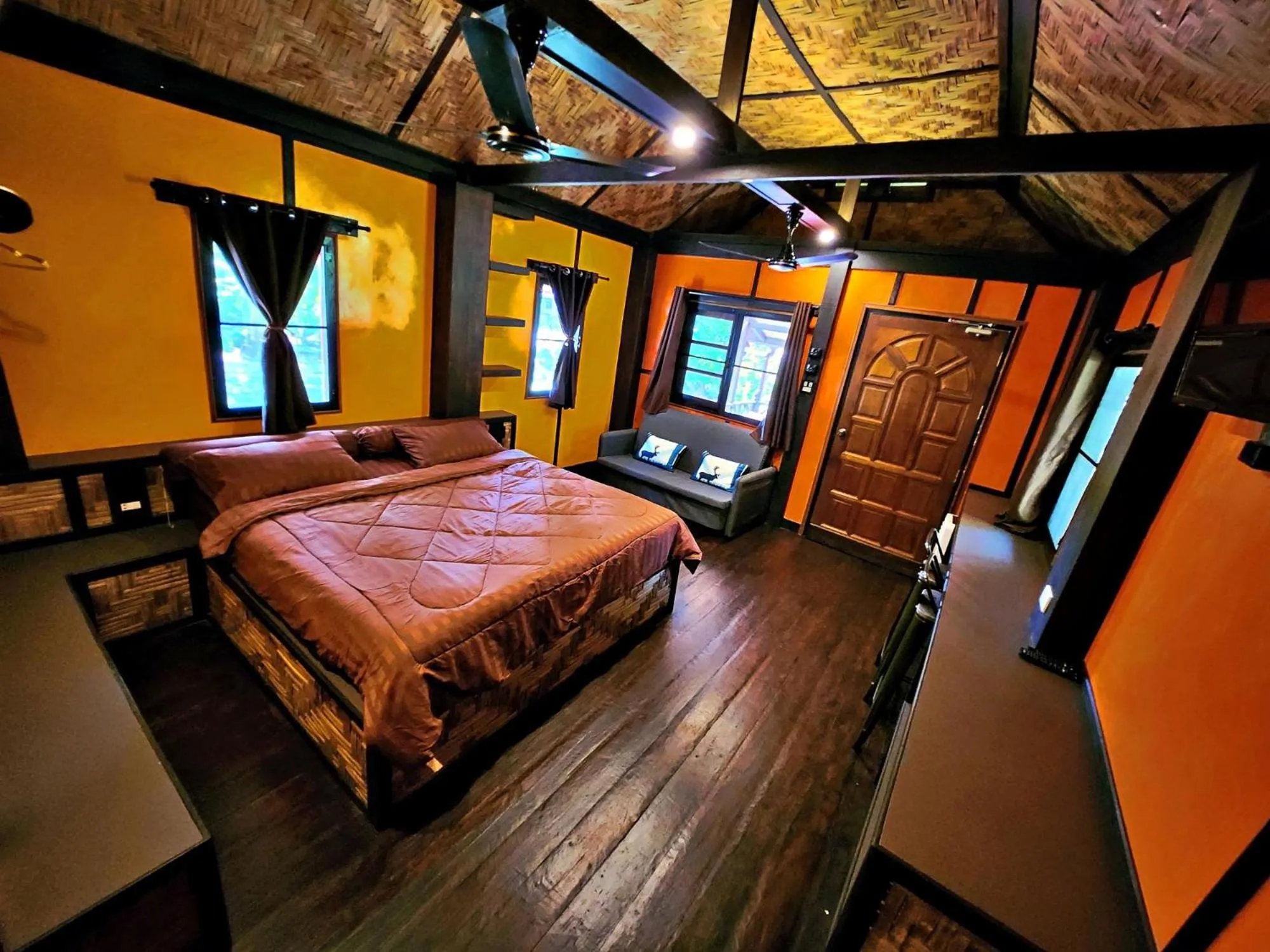 Photo of the whole room, Bed in Flower Power Farm Village