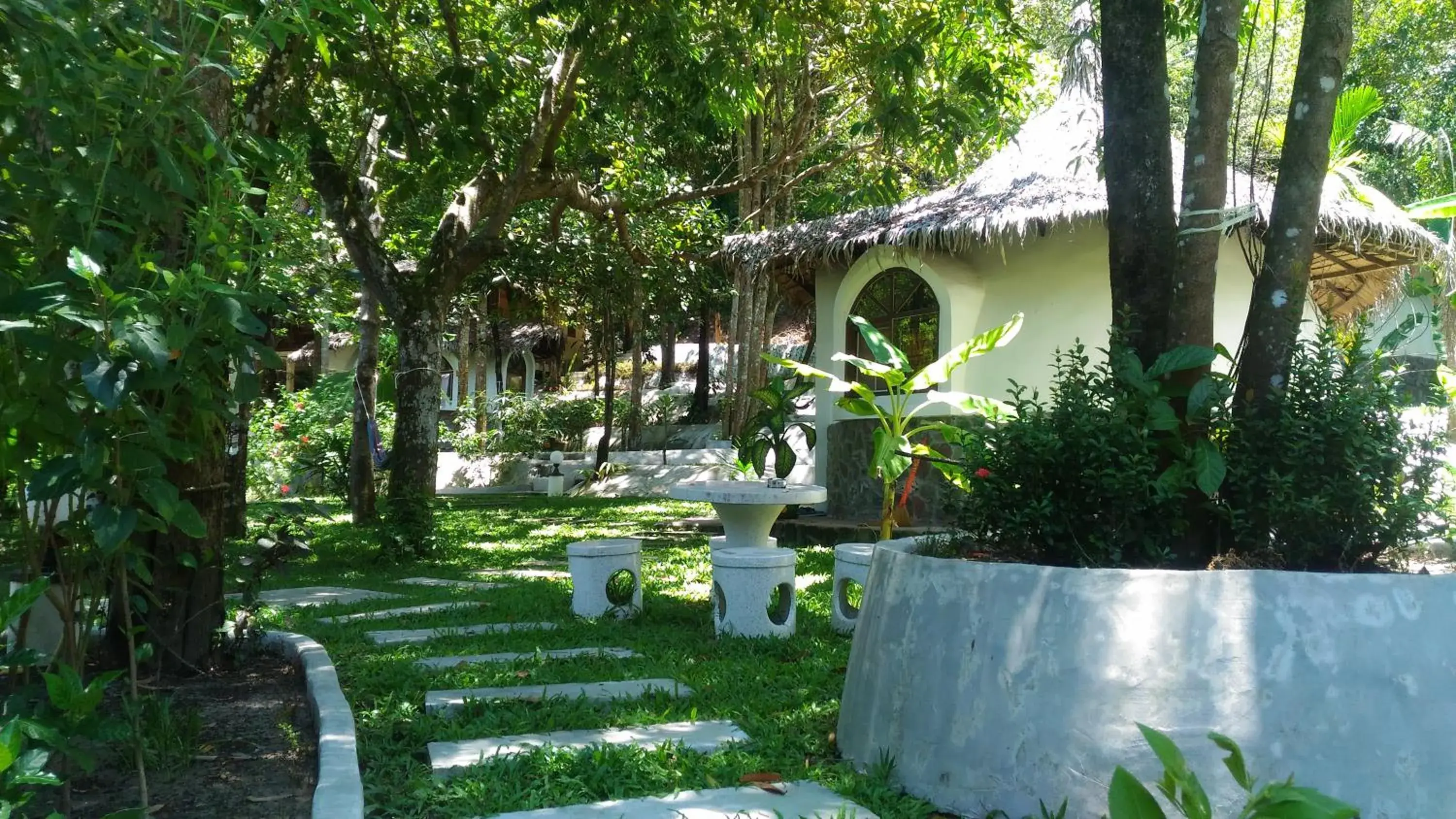 Bungalow with Patio in Flower Power Farm Village Bungalow with Patio in Flower Power Farm Village