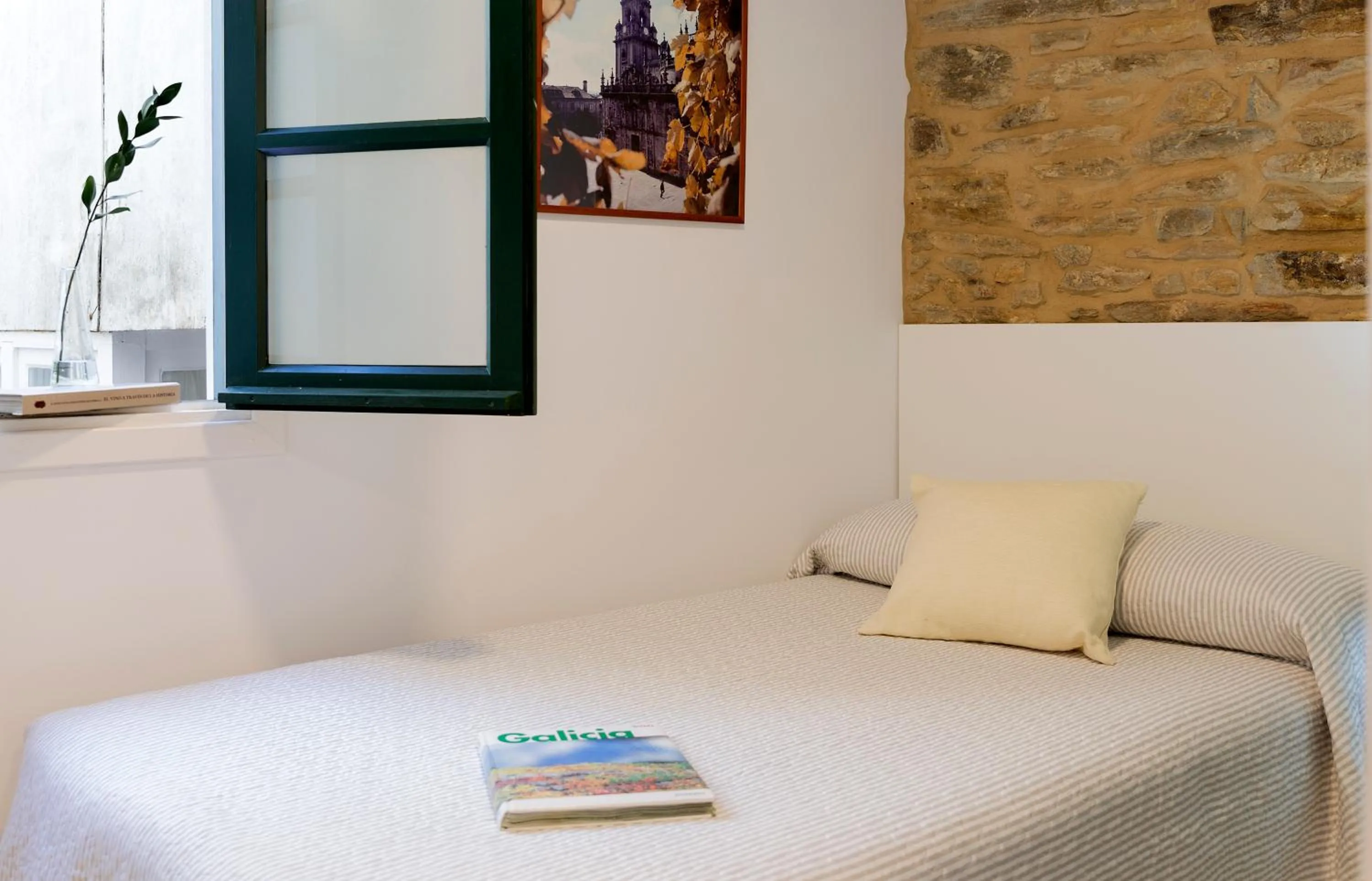 Photo of the whole room, Bed in Pensión Rua Nova