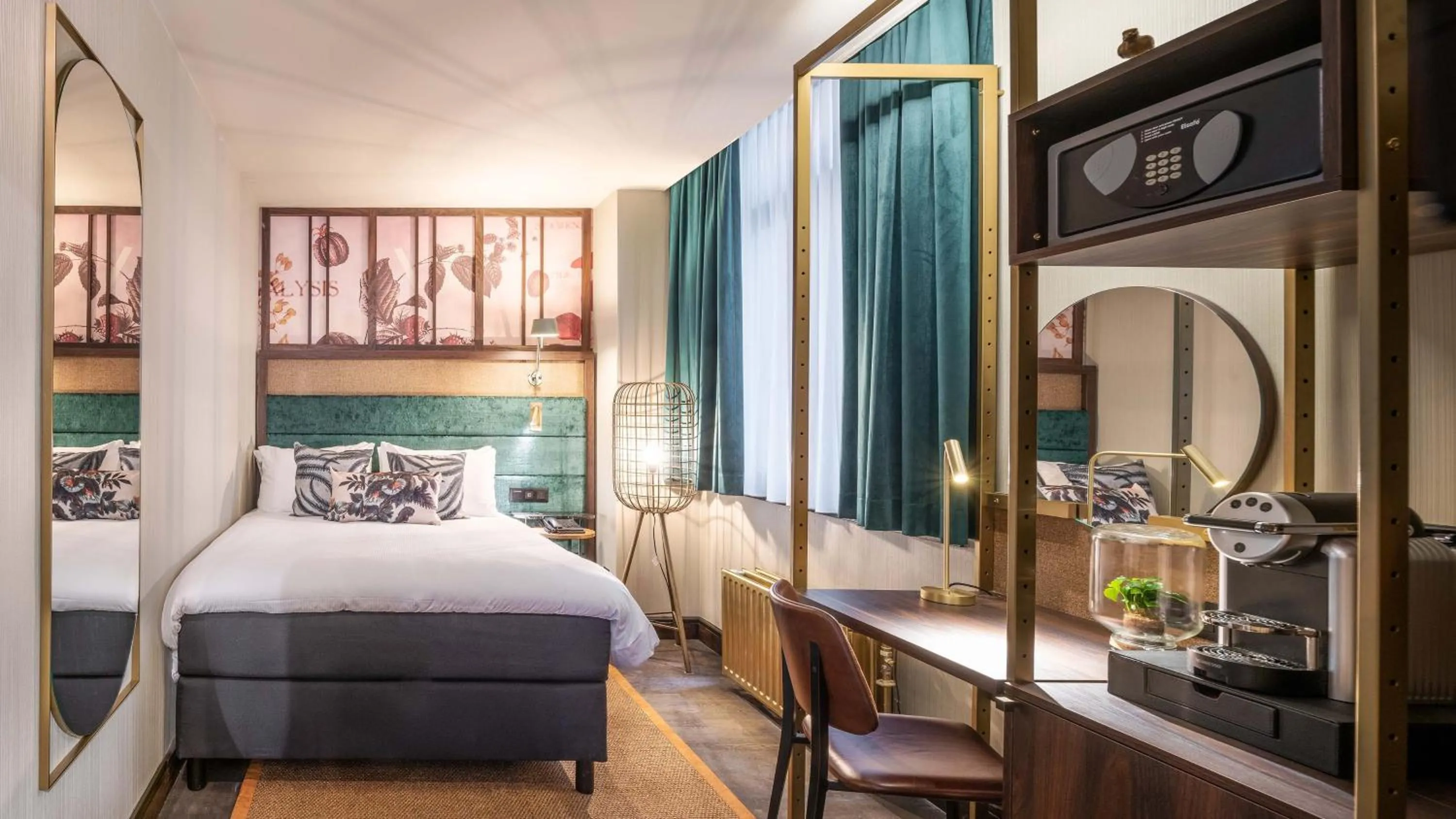 Photo of the whole room, Bed in Hotel Indigo Brussels - City by IHG