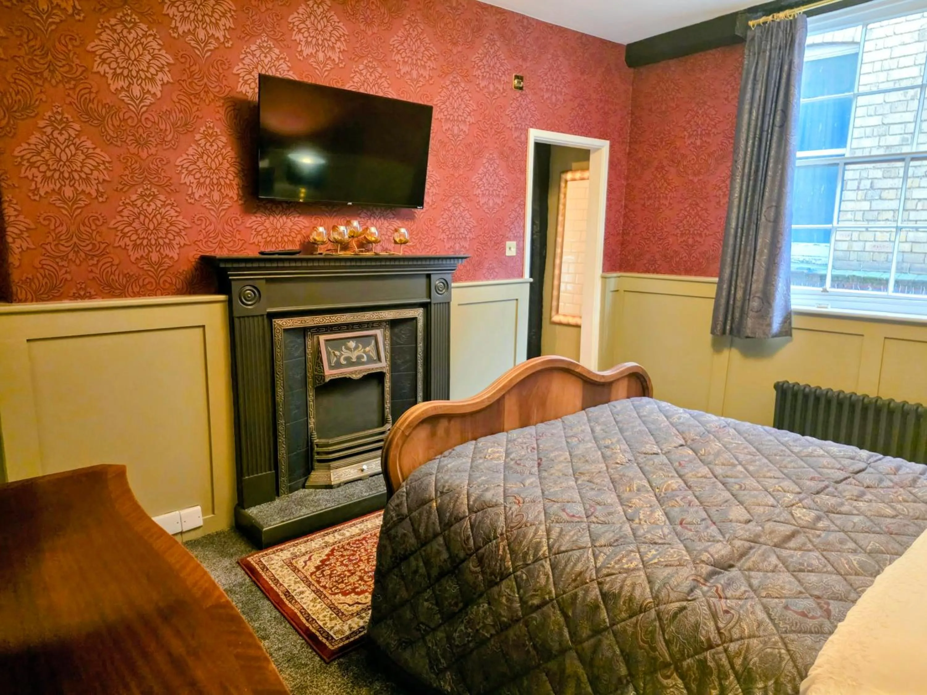 The New Inn by Roomsbooked