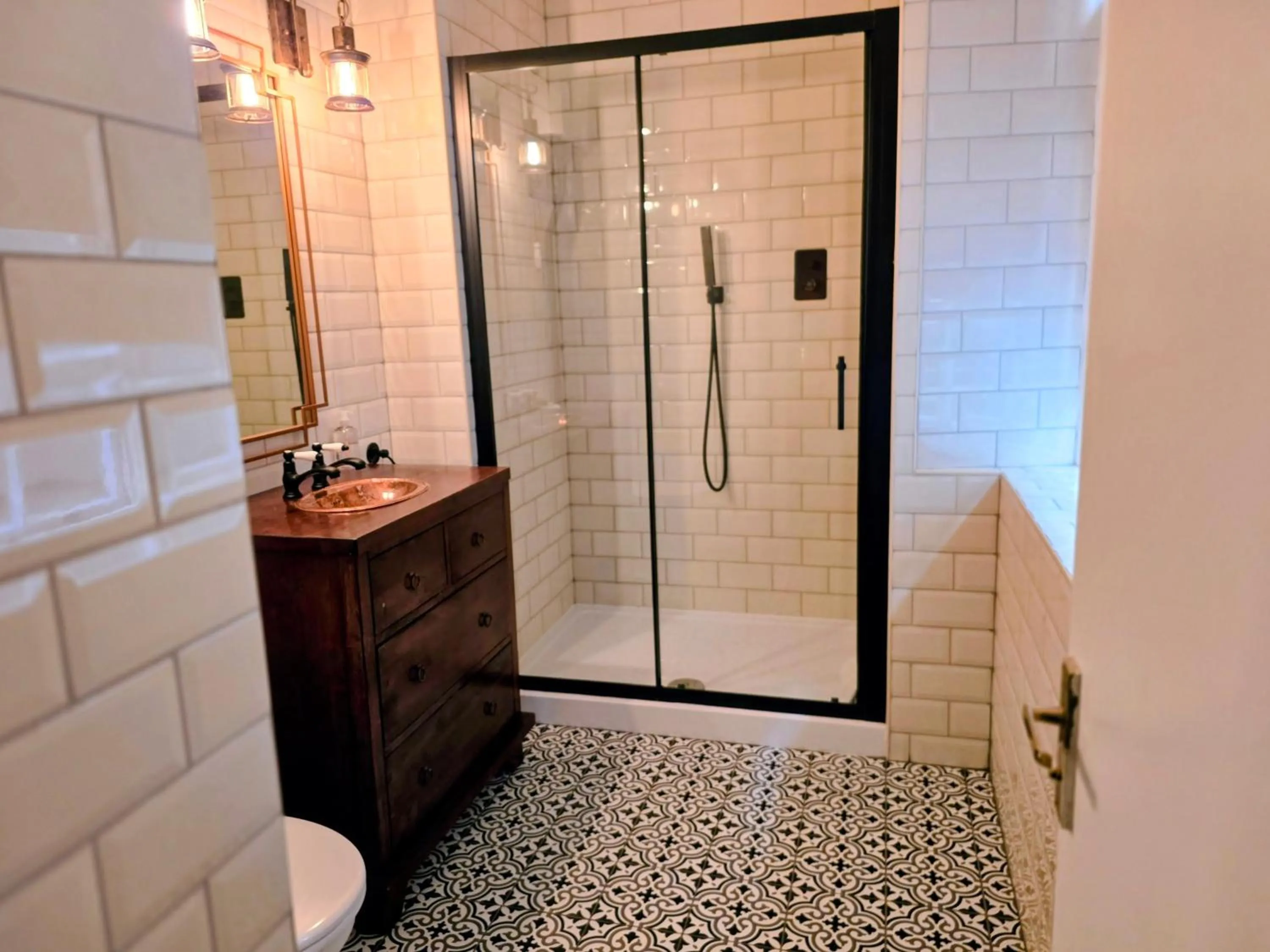 The New Inn by Roomsbooked