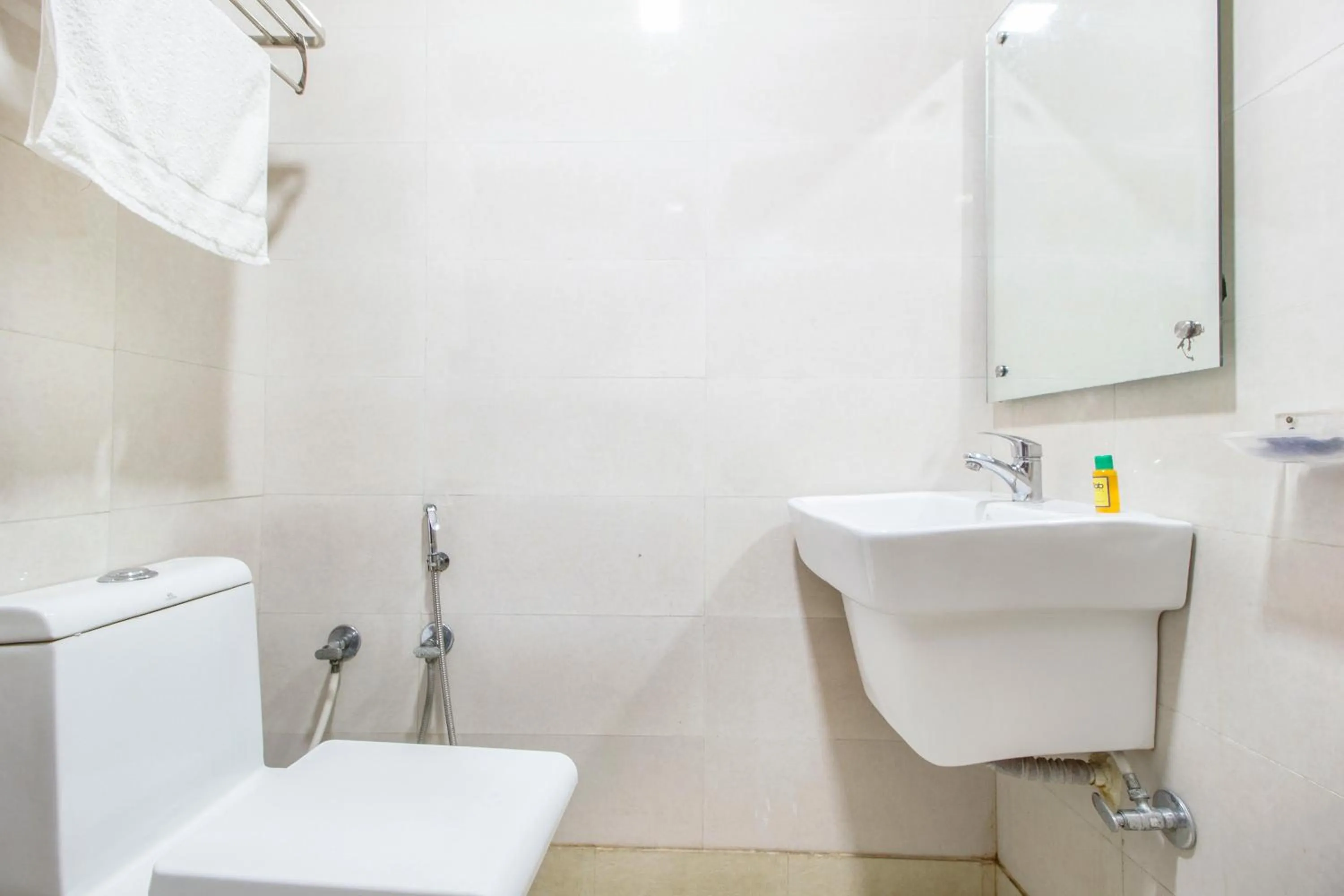 Toilet in FabExpress Le Continental - Nr New Delhi Railway Station