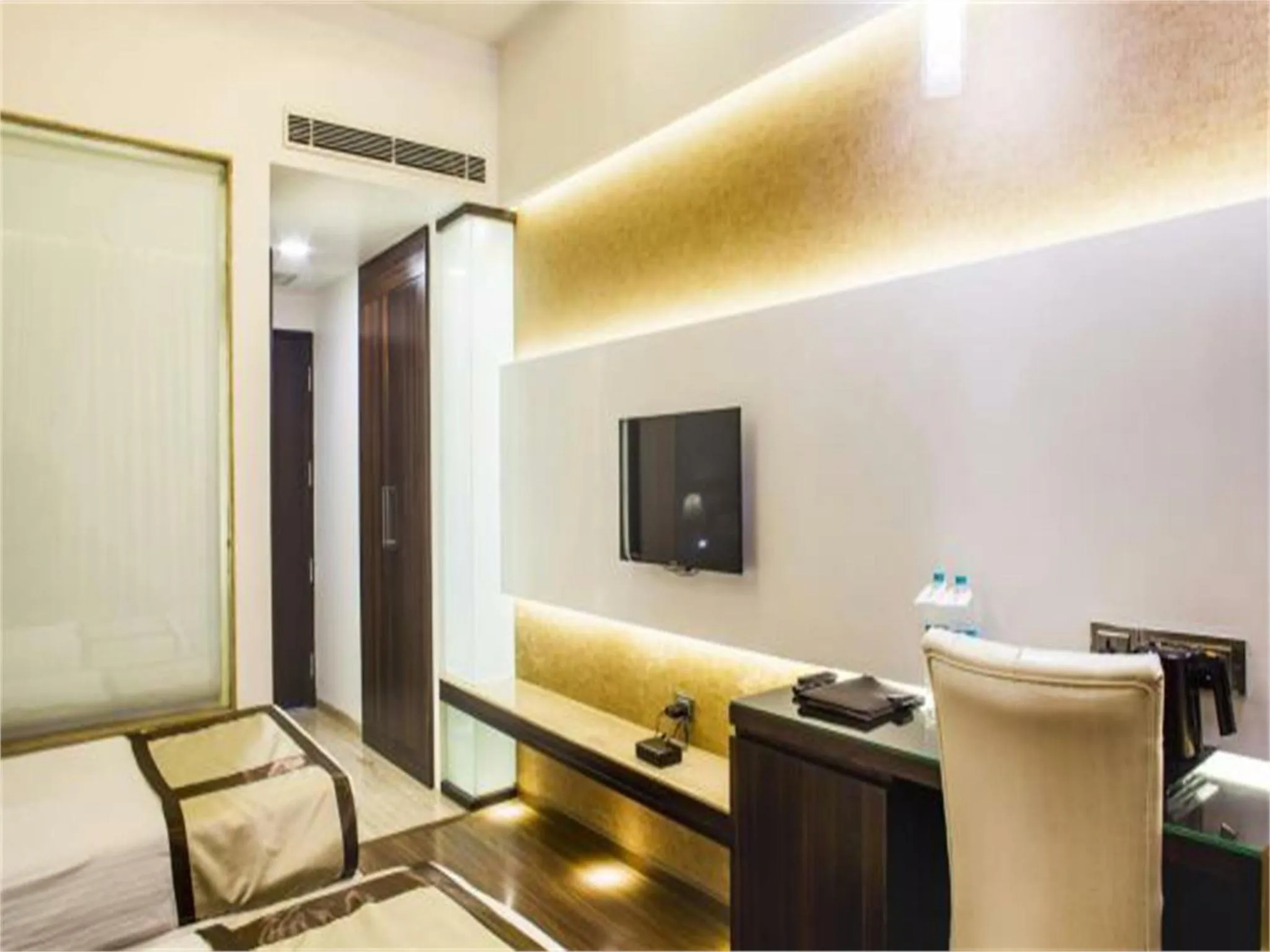 Bedroom in Viceroy Inn Dehradun