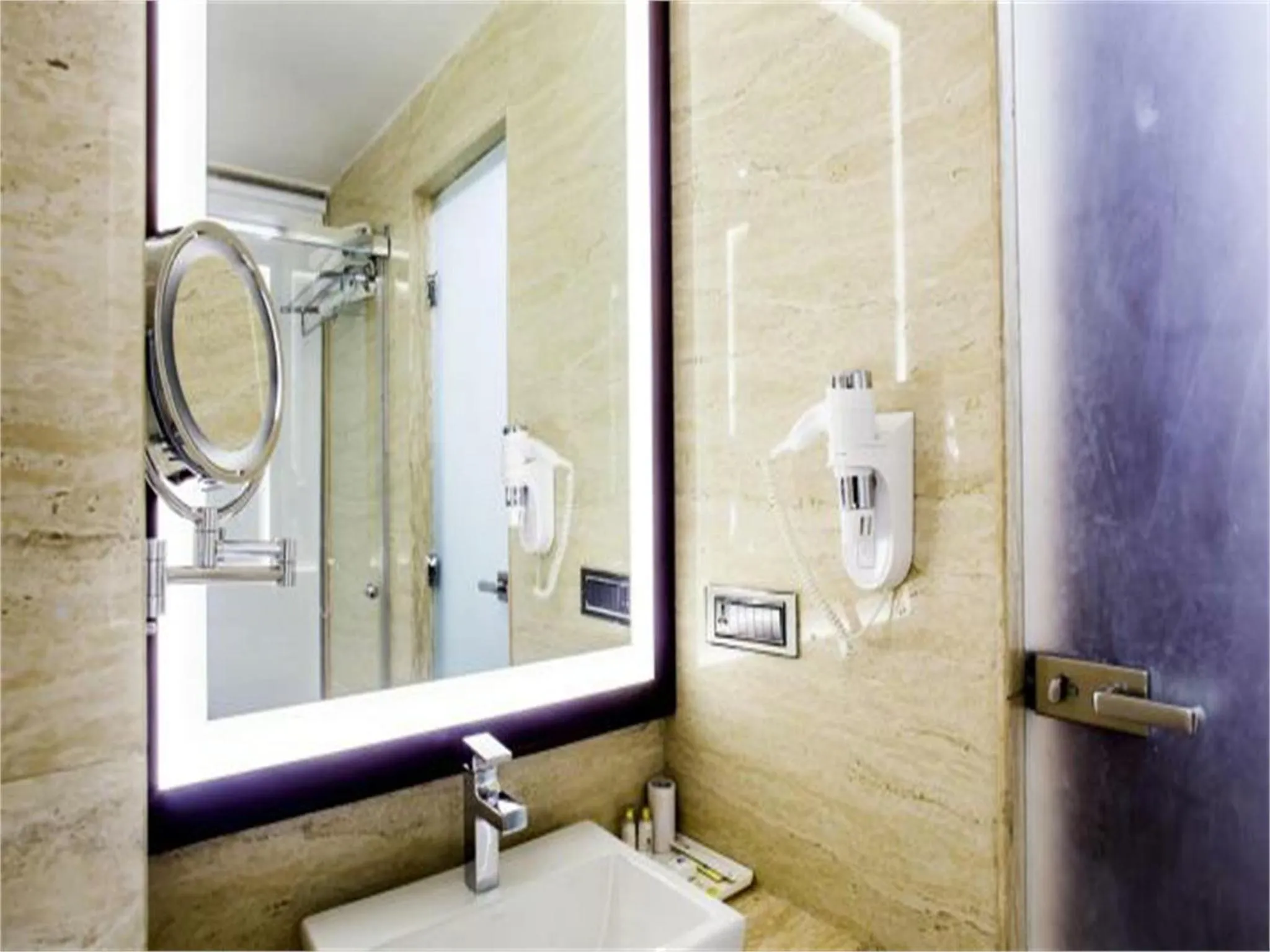 Bathroom in Viceroy Inn Dehradun