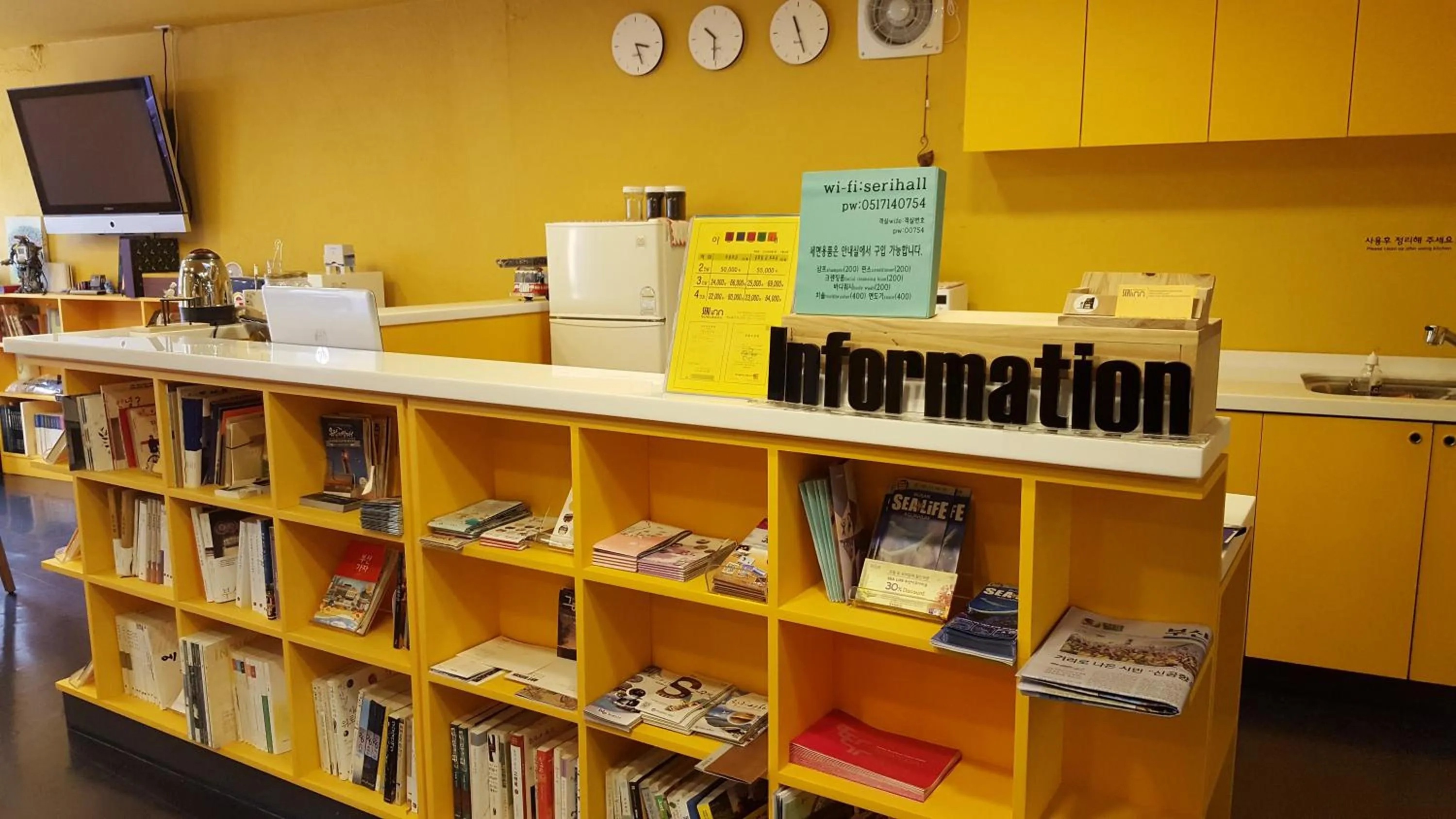 Communal kitchen in Seri Inn Guesthouse