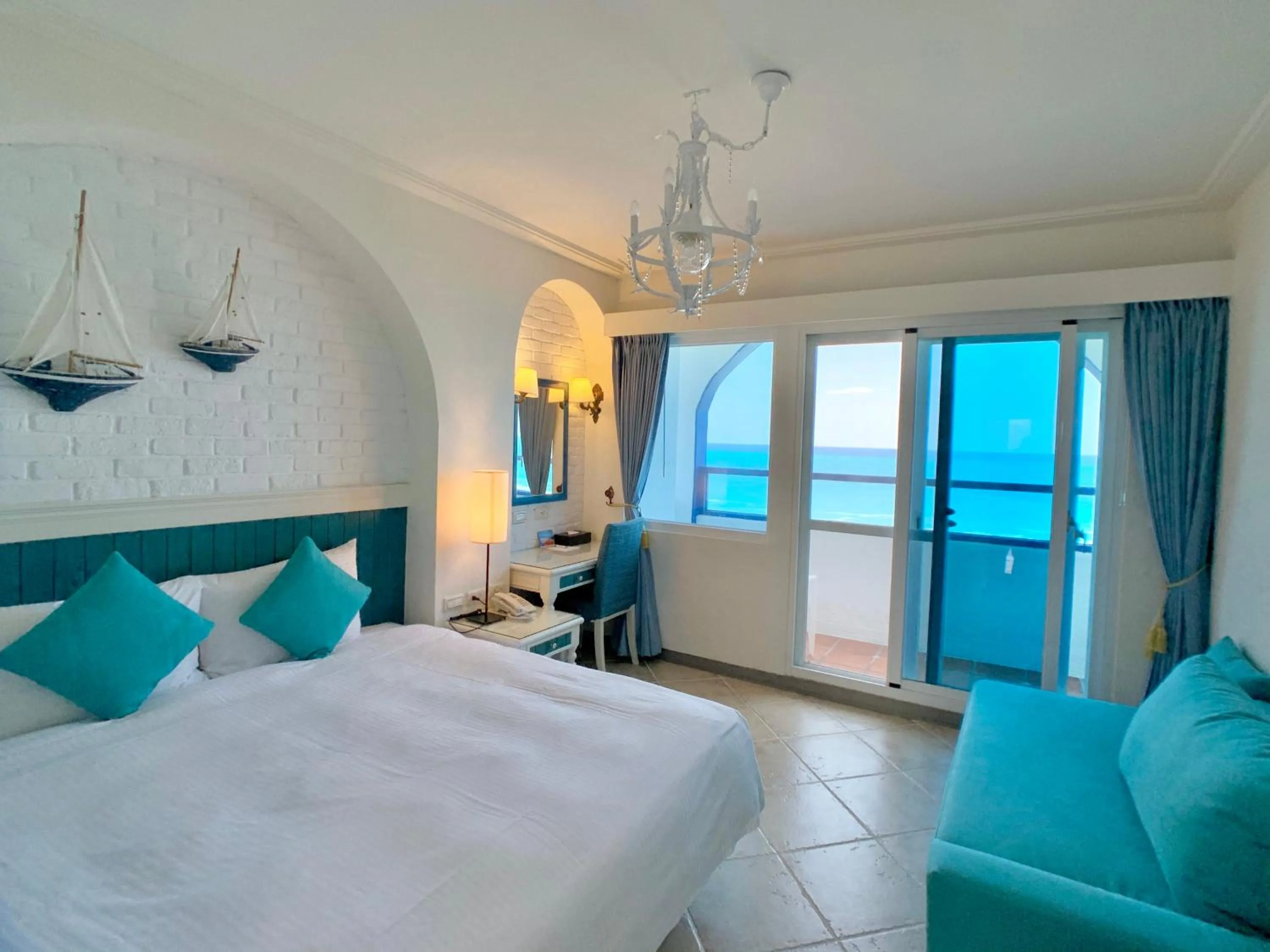 Balcony/Terrace, Bed in Hotel Bayview