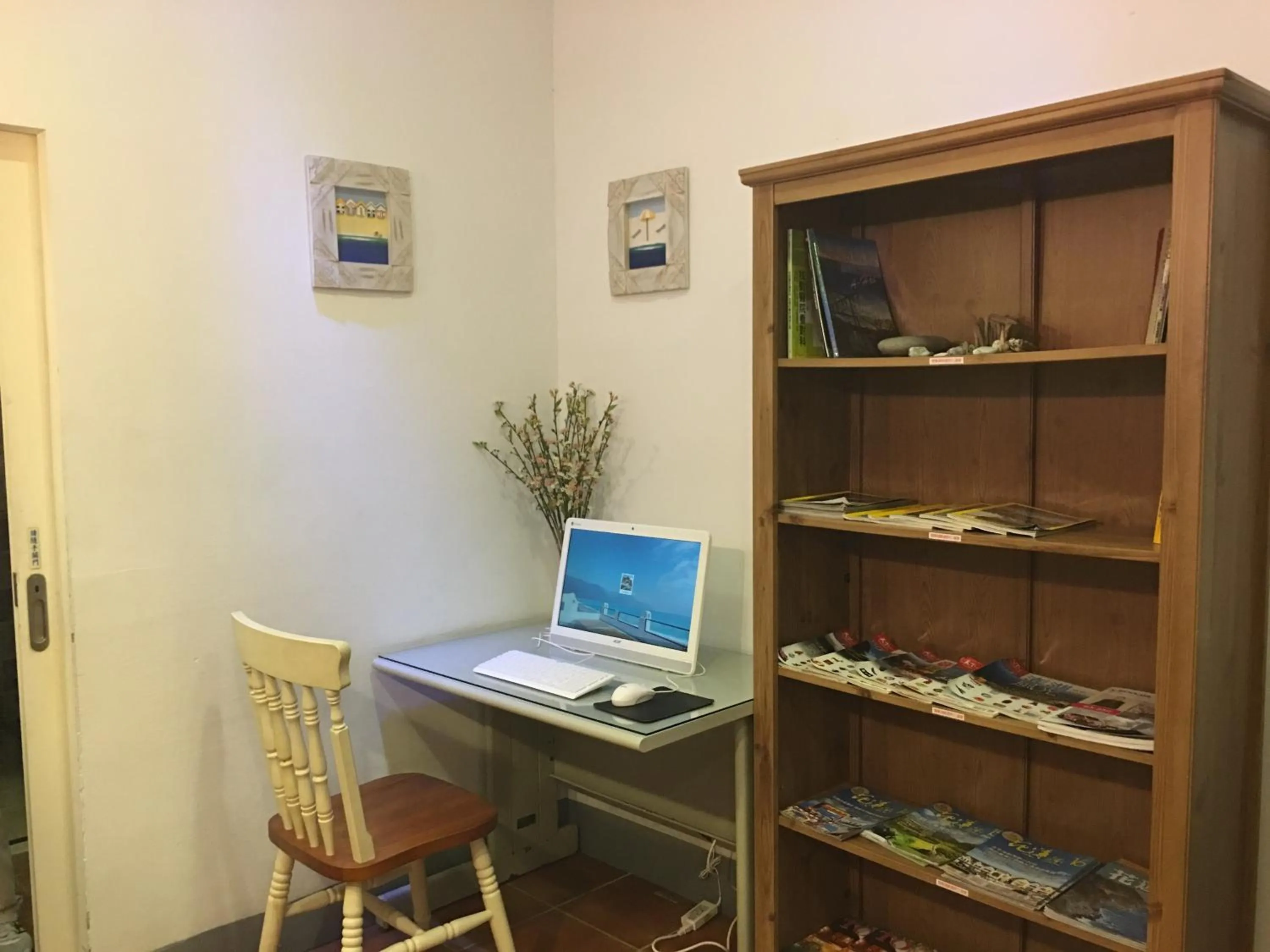 Communal lounge/ TV room in Hotel Bayview