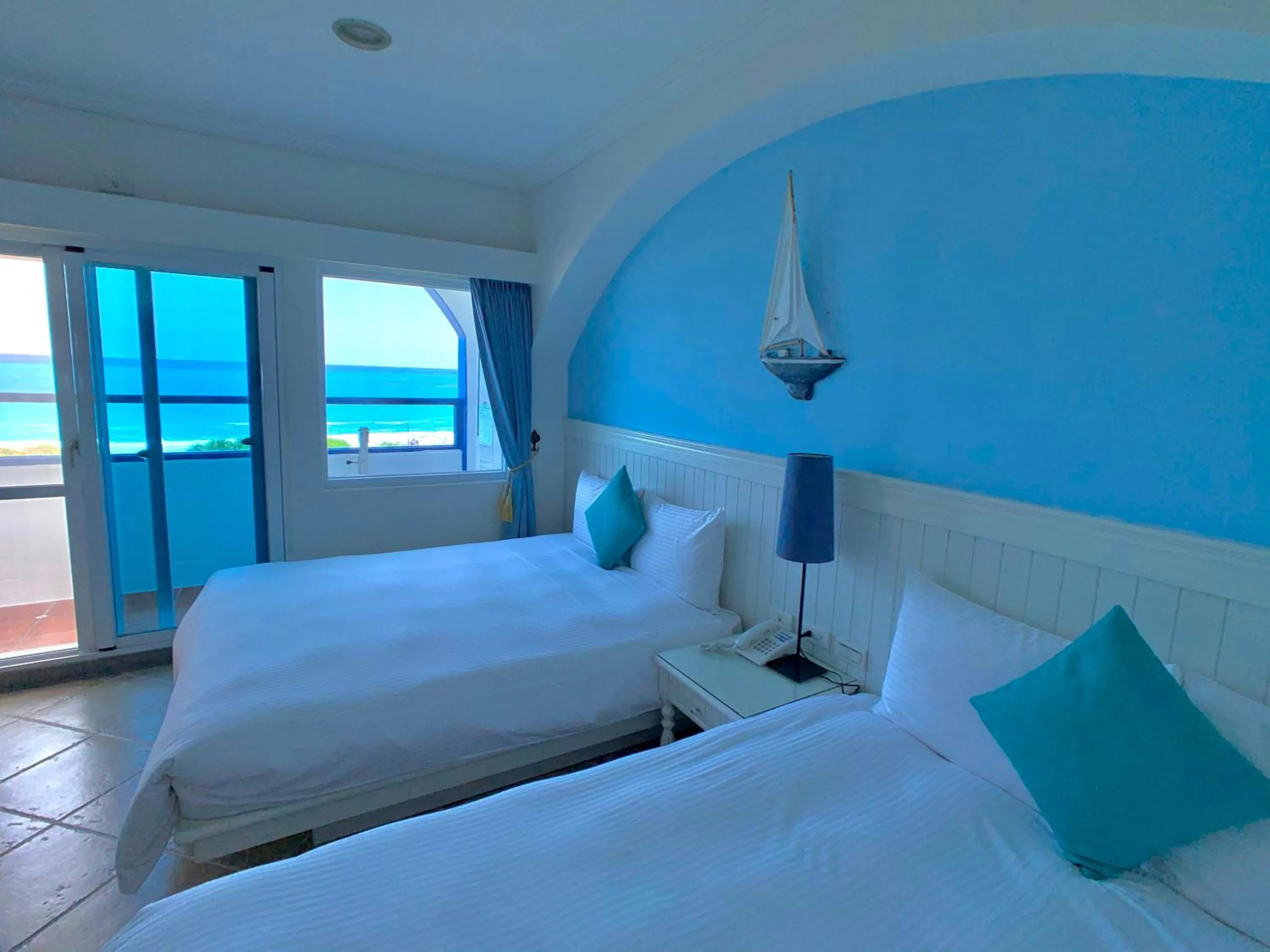 Balcony/Terrace, Bed in Hotel Bayview