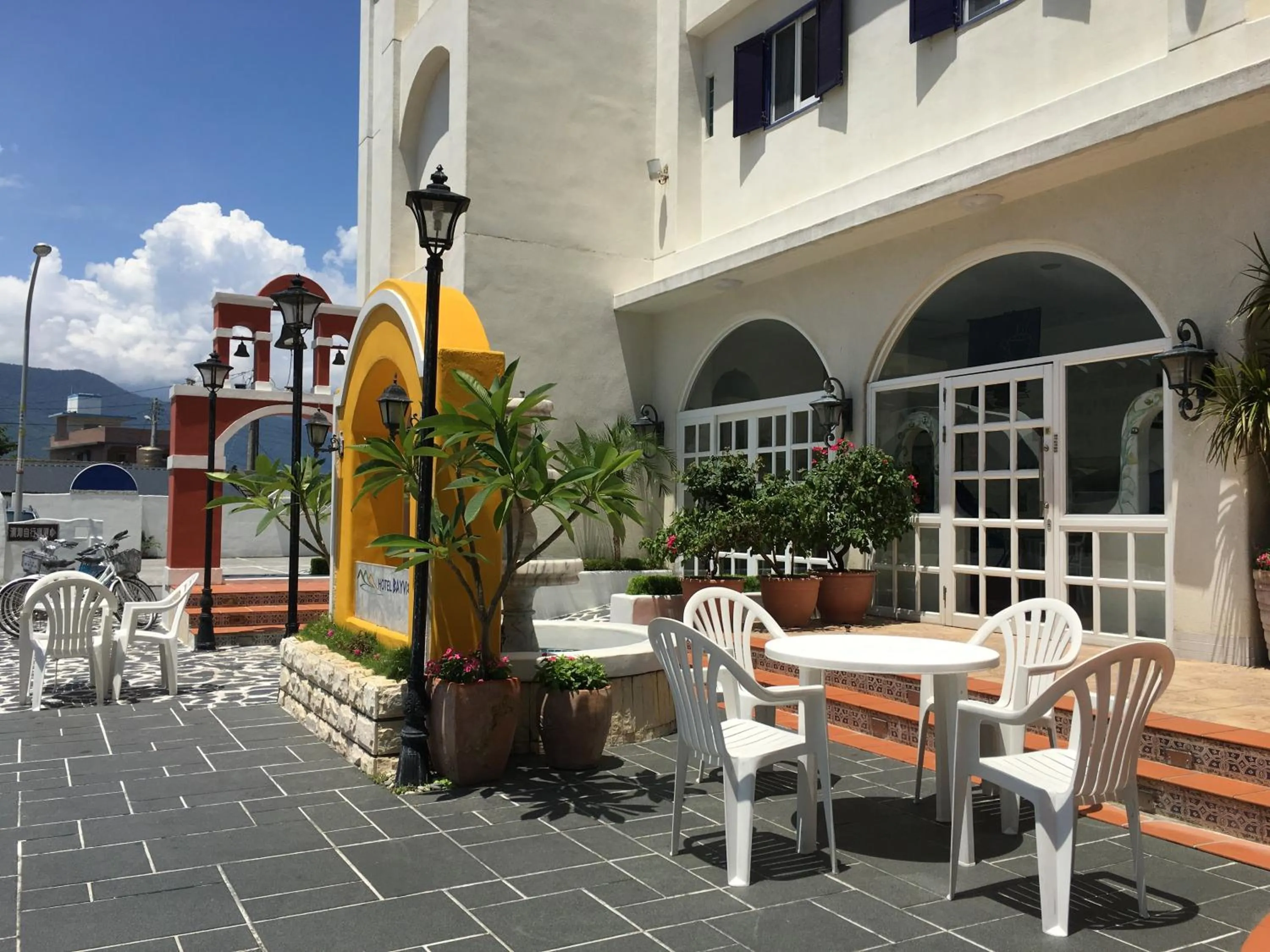 Communal lounge/ TV room in Hotel Bayview