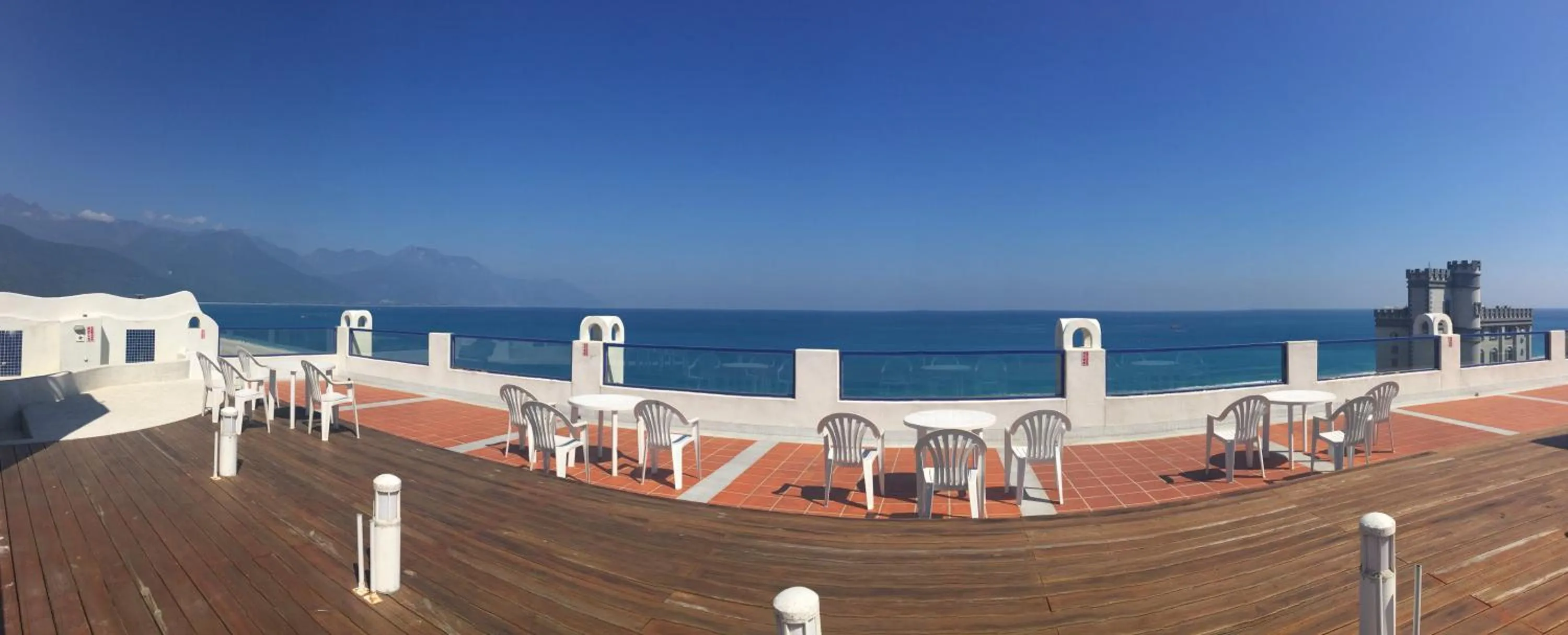 Communal lounge/ TV room in Hotel Bayview