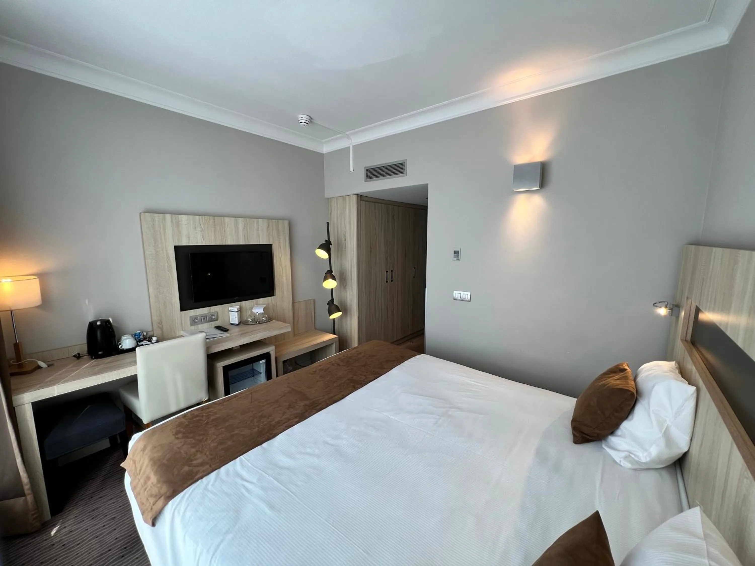 Communal lounge/ TV room, Bed in Best Western Hotel Royal Centre