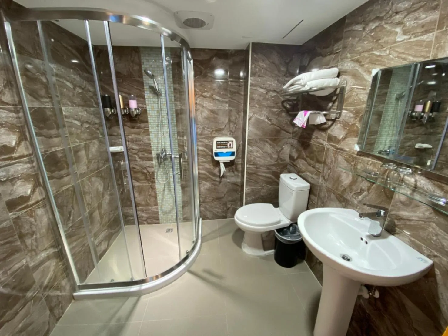 Shower in Jinsa Lakeside View Resort