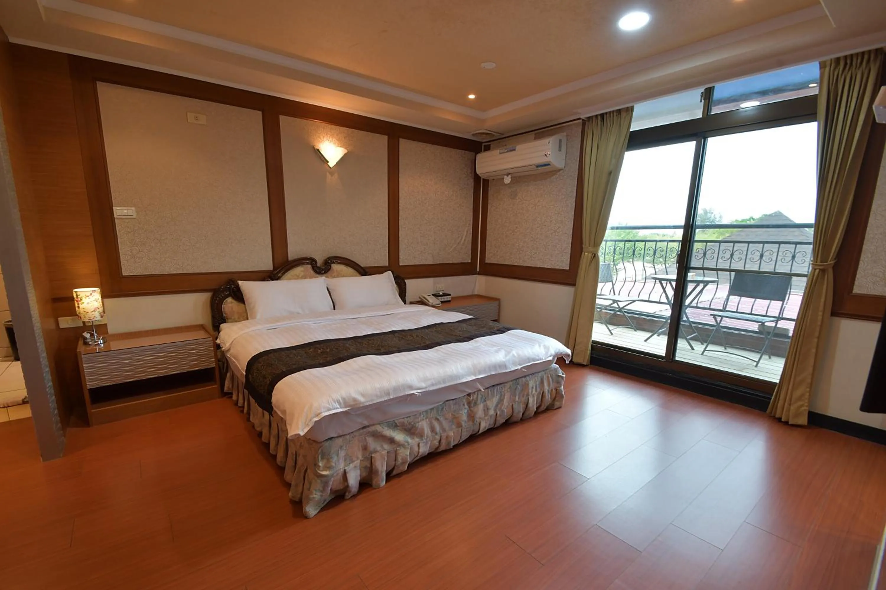 Bed in Jinsa Lakeside View Resort