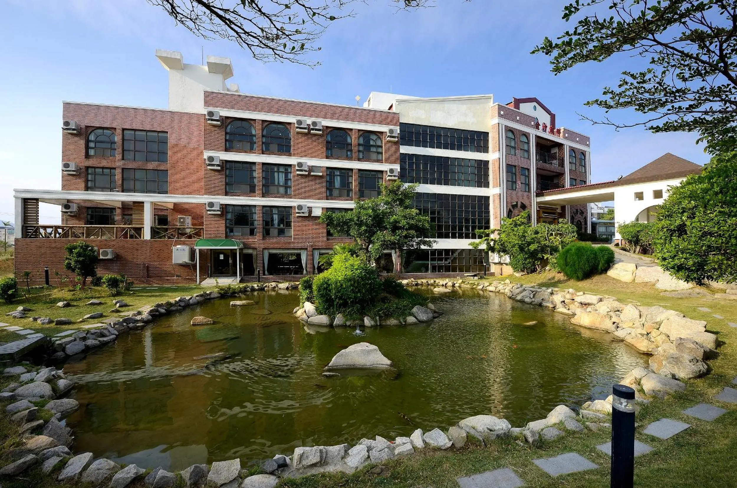 Property building in Jinsa Lakeside View Resort