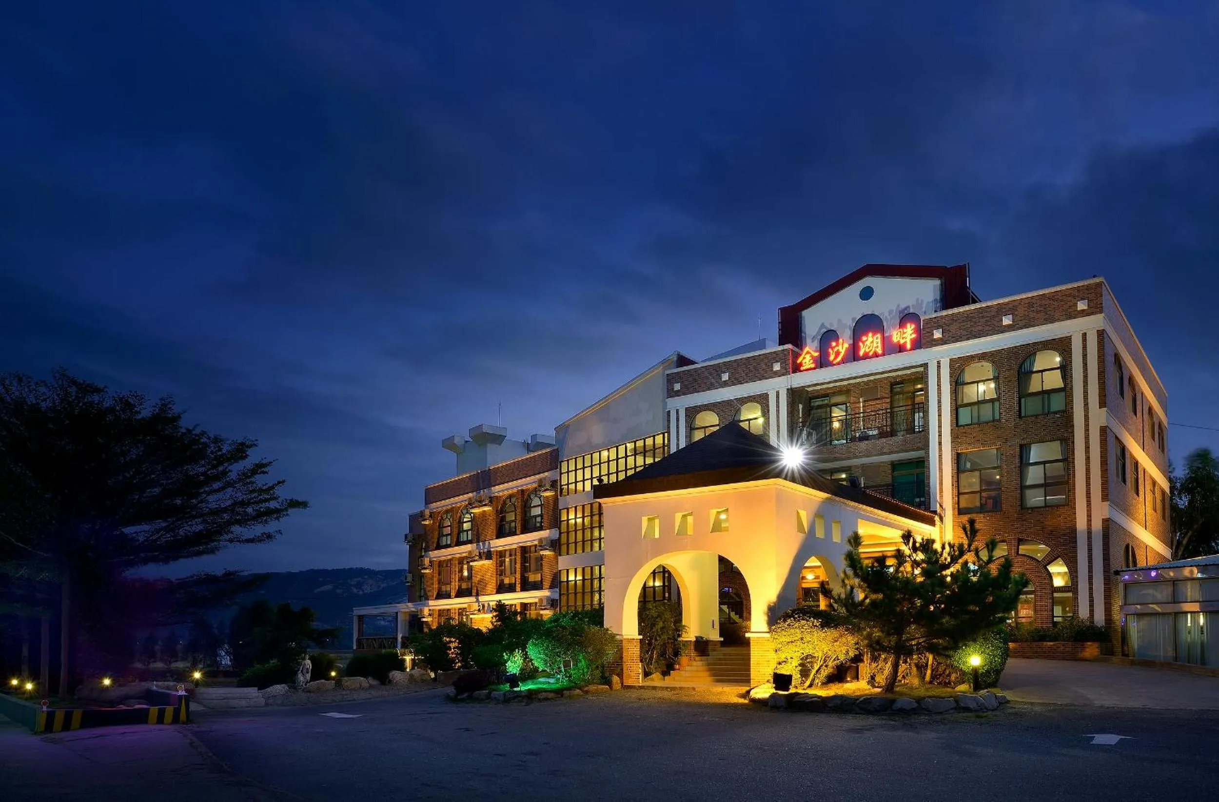 Property building in Jinsa Lakeside View Resort