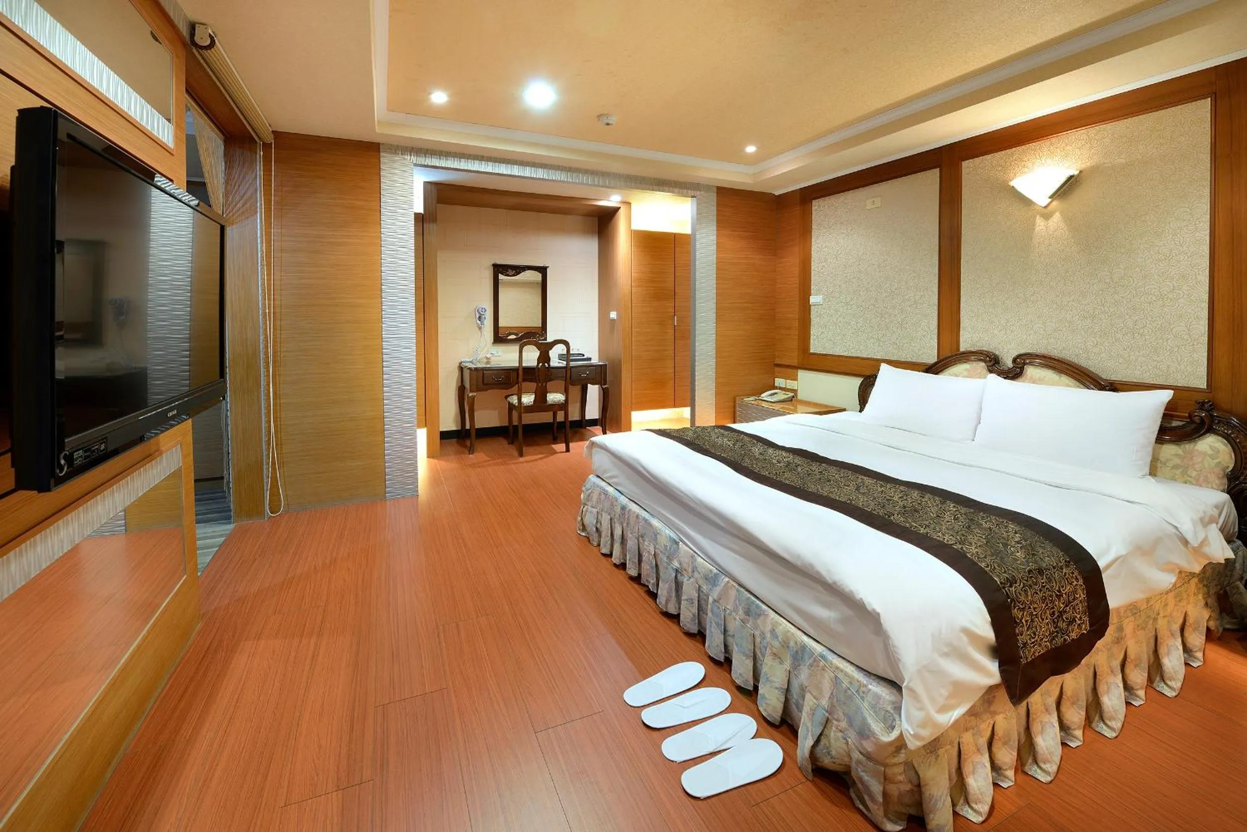 Bed in Jinsa Lakeside View Resort
