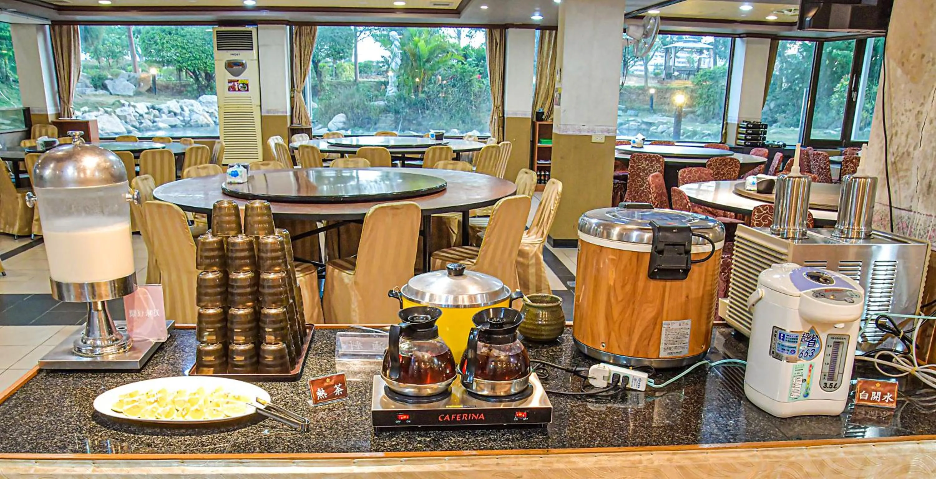Coffee/tea facilities in Jinsa Lakeside View Resort