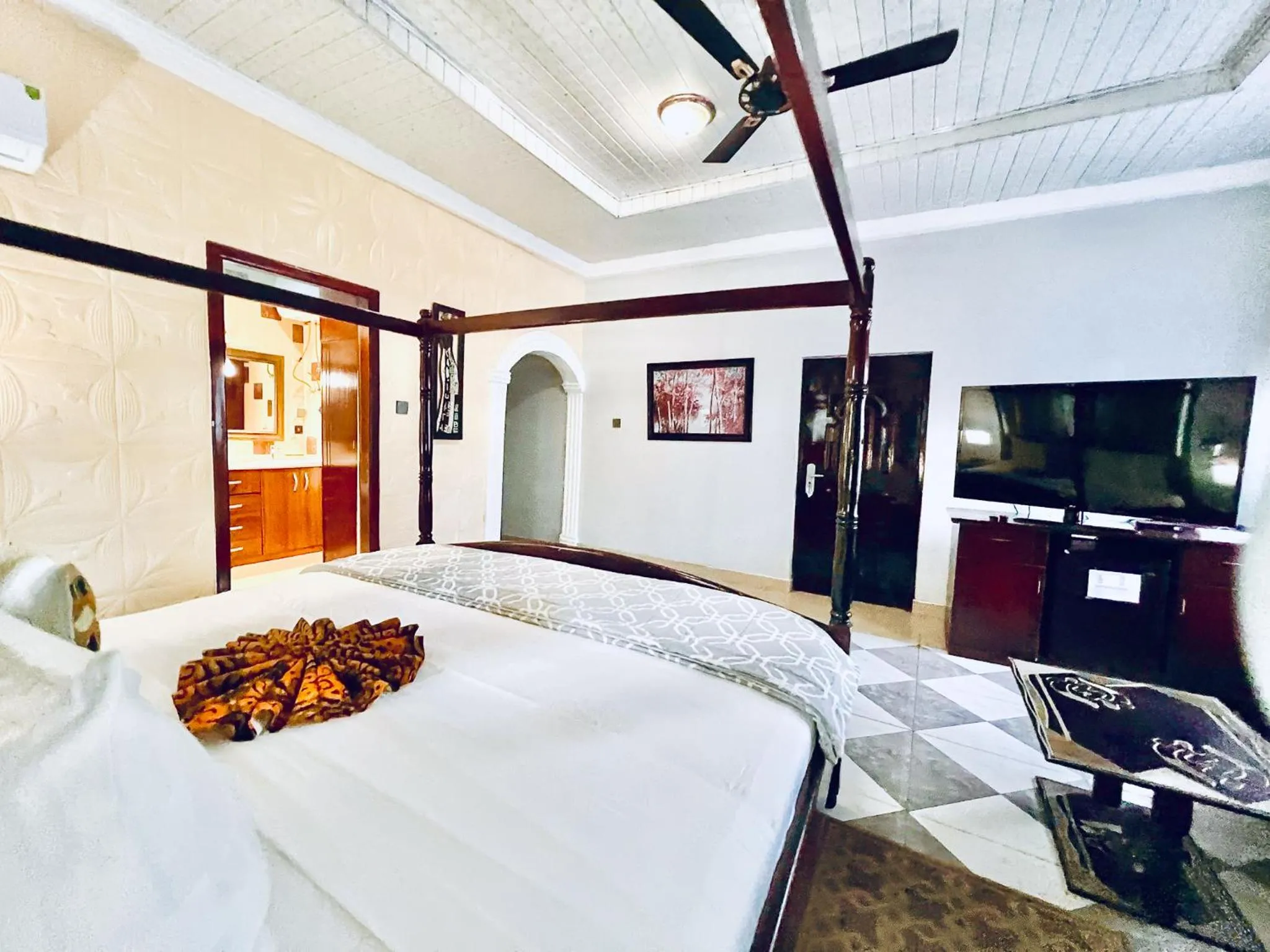 Coconut Pointe Villa & Beach Resort